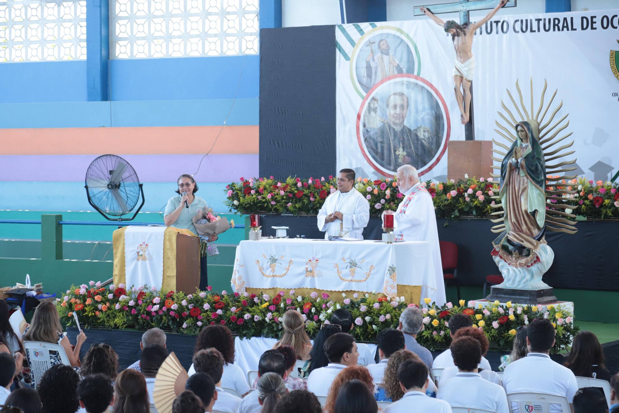 $!Hermana Elisa recibió un ramo de flores por parte de su ahijados, de la Generación 70, del ICO, y agradeció el homenaje recibido.