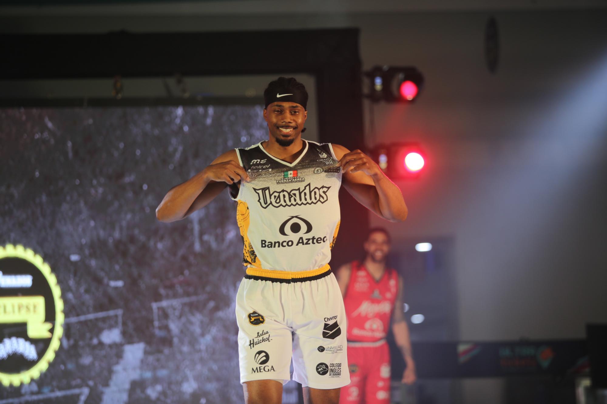 $!Terrence Thompson, nueva cara de Venados, desfiló con la local, una blanca con vivos negro y dorado y el nombre de Venados al frente.