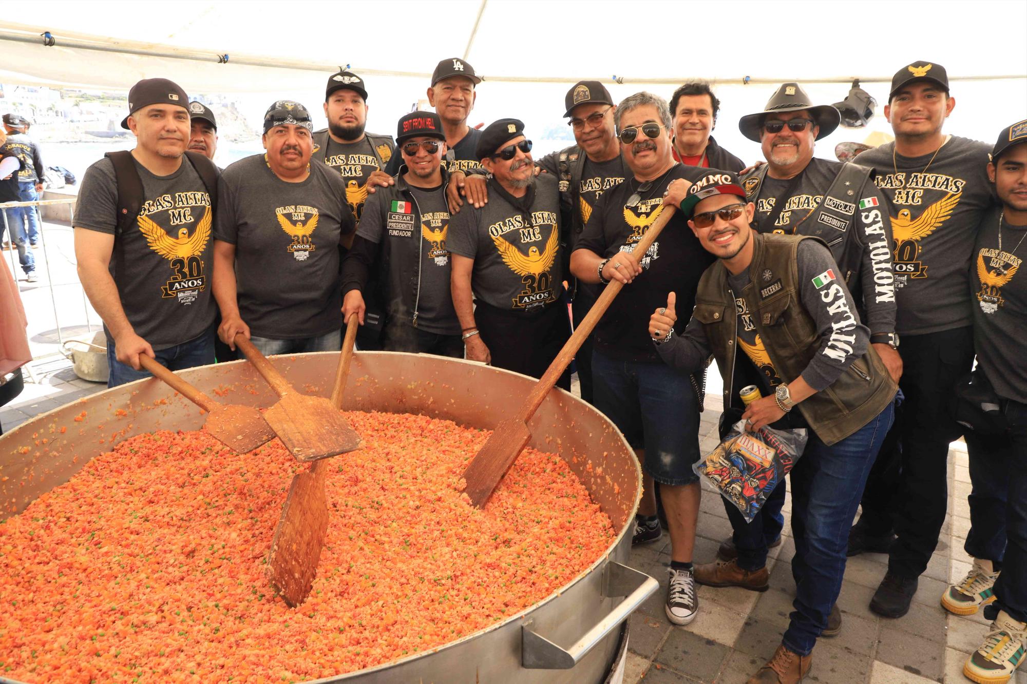 $!El chef Óscar Vega entre algunos integrantes de Motoclub Olas Altas.
