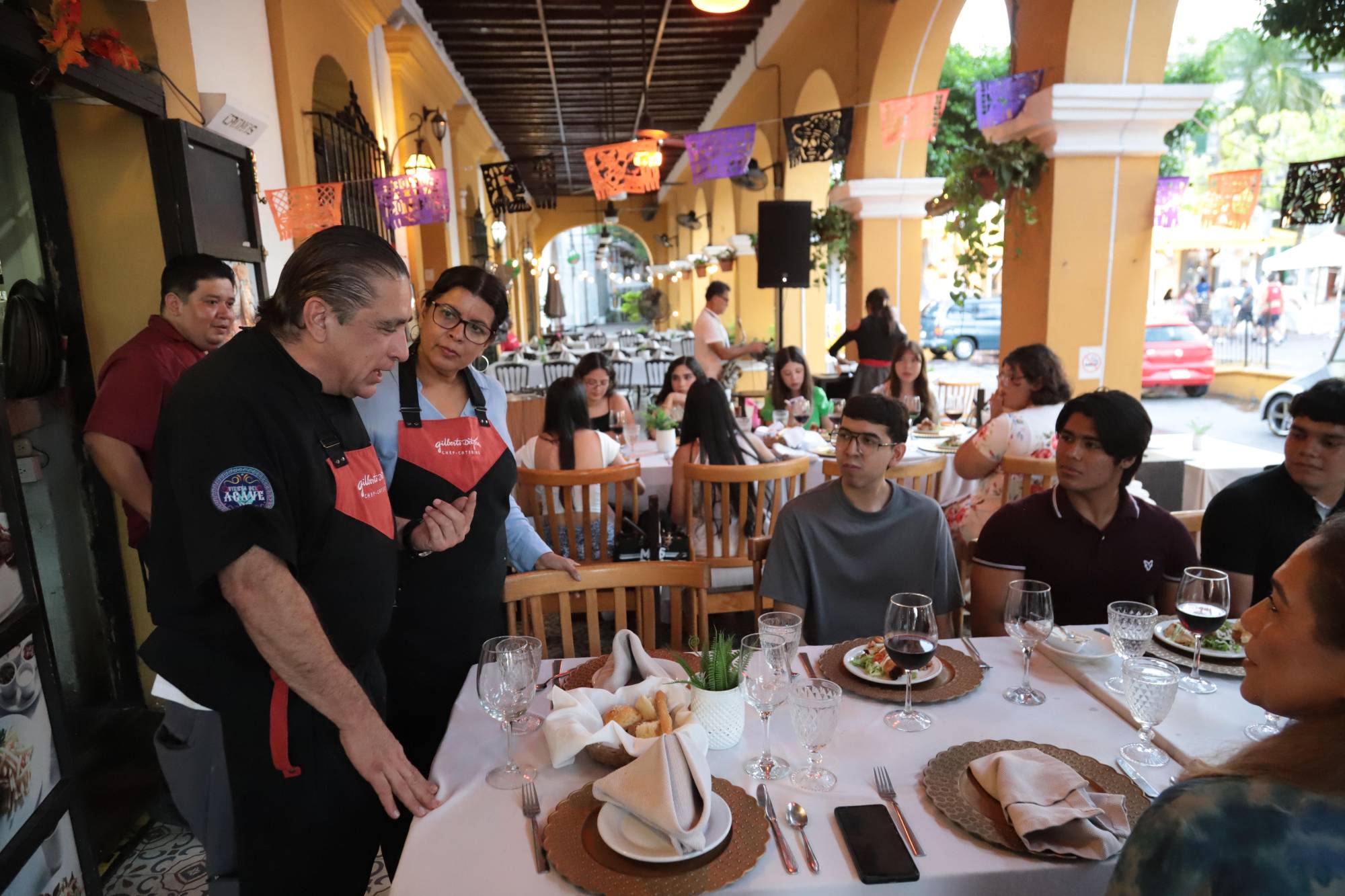 $!El chef Gilberto Del Toro comparte técnicas y consejos culinarios con los estudiantes durante la sesión en Gaia Bistrot.