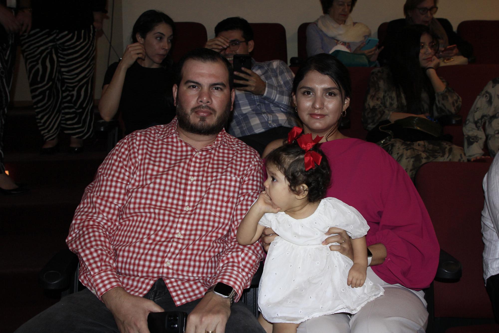 $!Andy Nevárez y Cynthia Millán con su pequeña Rebeca Nevárez.