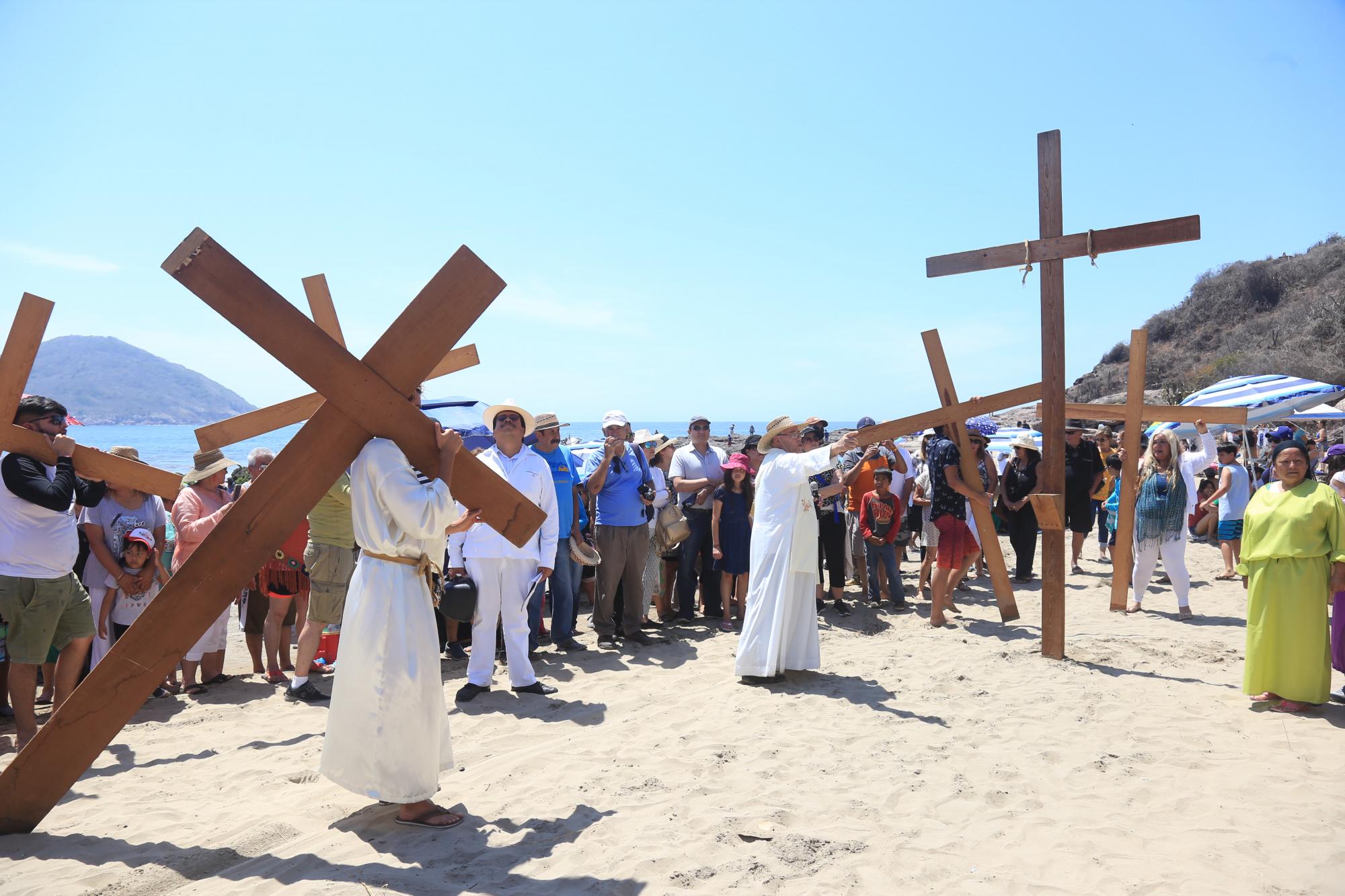 $!Viacrucis viviente que organiza el Templo de San Judas Tadeo se realiza por la playa.