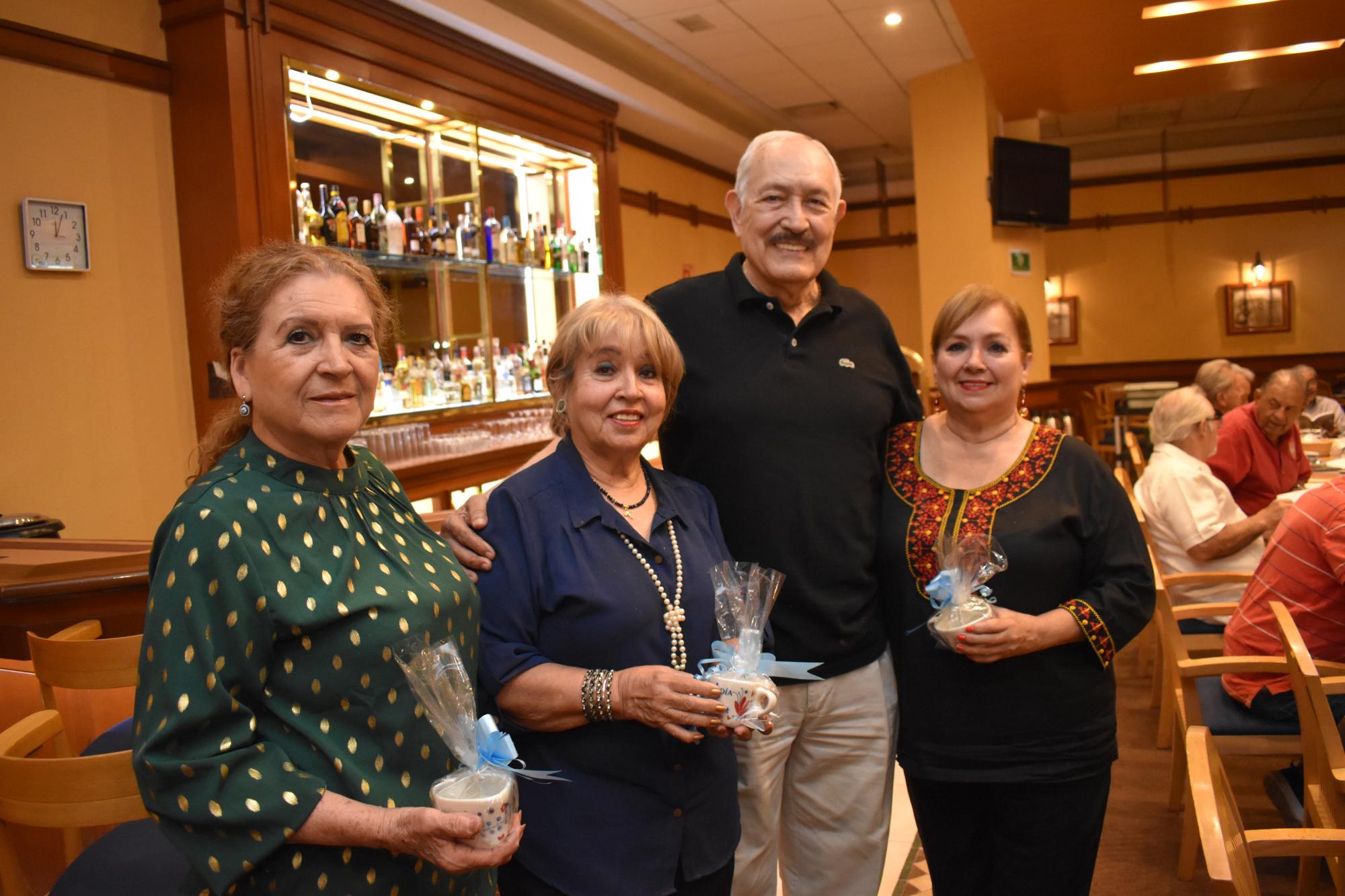 $!El presidente Alfredo Covarrubias, con Ernestina Sierra de la Rocha, Gloria Ramos Guerrero y Mireya Ramos Guerrero.