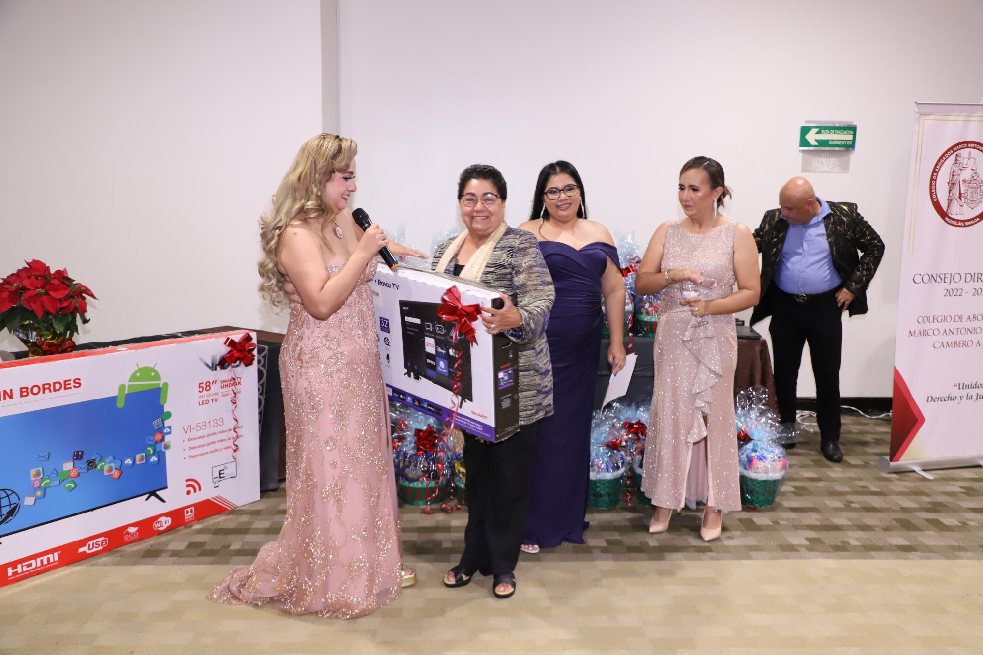 $!María de Jesús Velázquez obtuvo uno de los obsequios en la rifa.