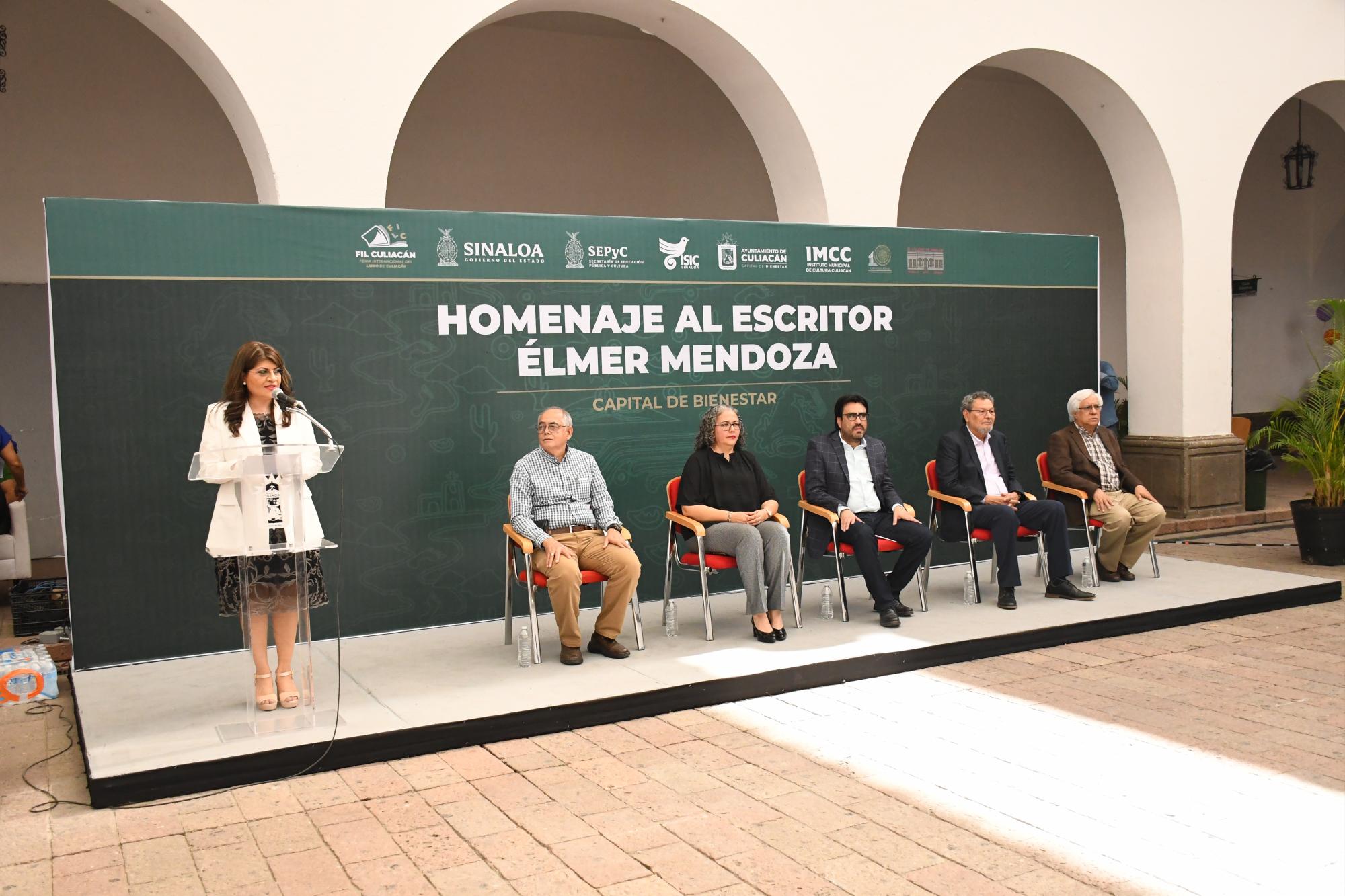 $!Verónica Flores, su agente literaria, leyó una semblanza.