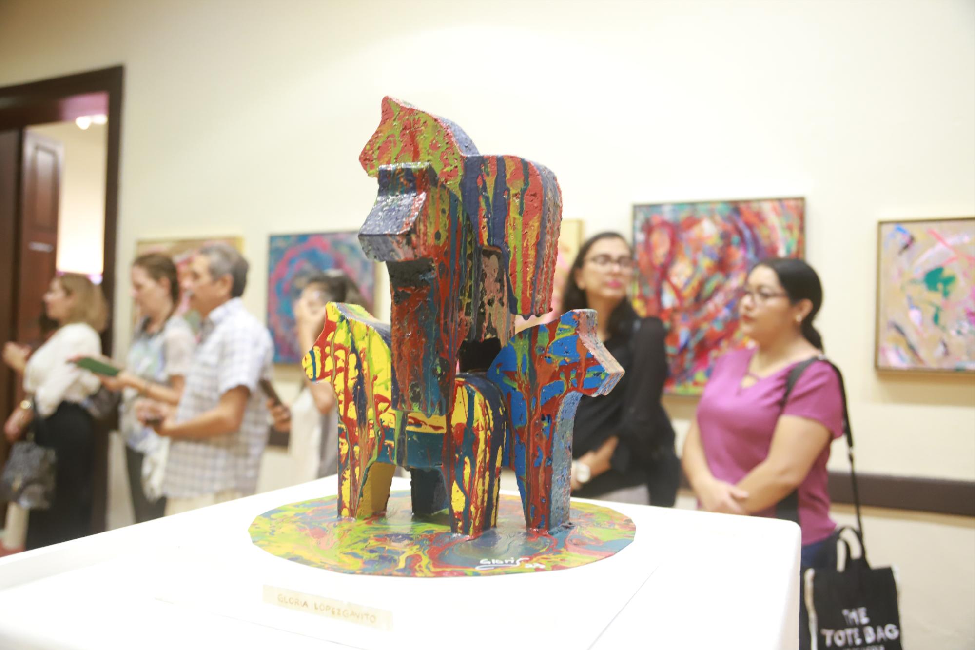 $!Los asistentes pudieron apreciar las obras de la artista plástica.