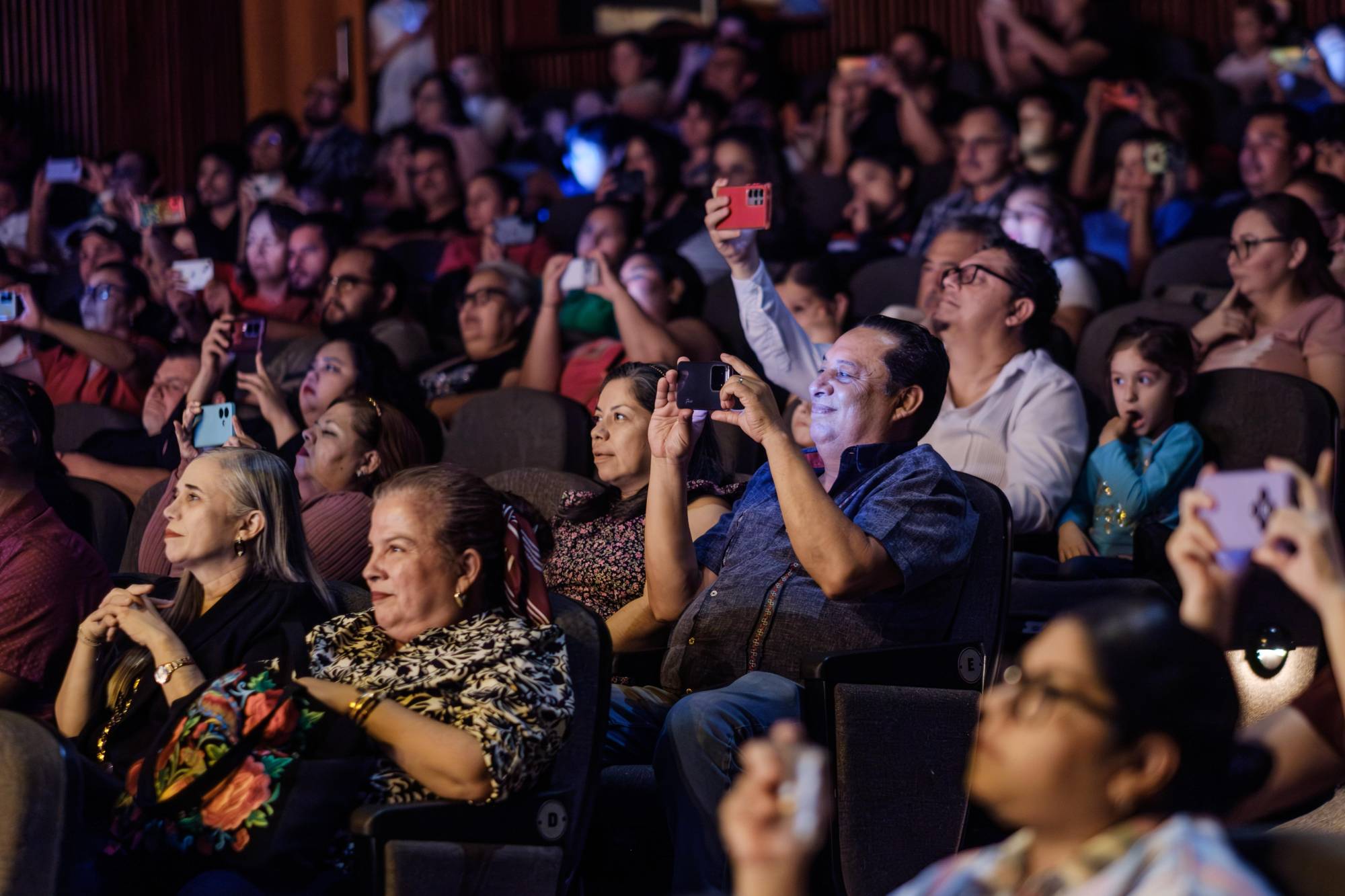 $!Madres y padres de familia se mostraron visiblemente orgullosos al ver a sus hijas e hijos en el escenario.