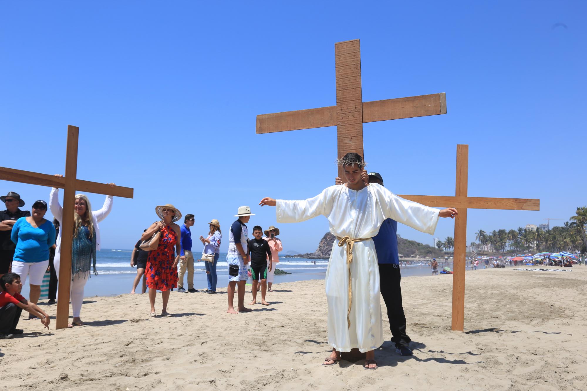 $!Viacrucis viviente que organiza el Templo de San Judas Tadeo se realiza por la playa.