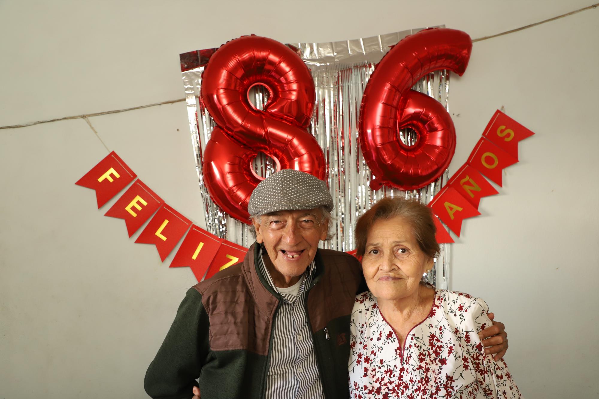 $!El cumpleañero junto a esposa María Lucila Luévano.