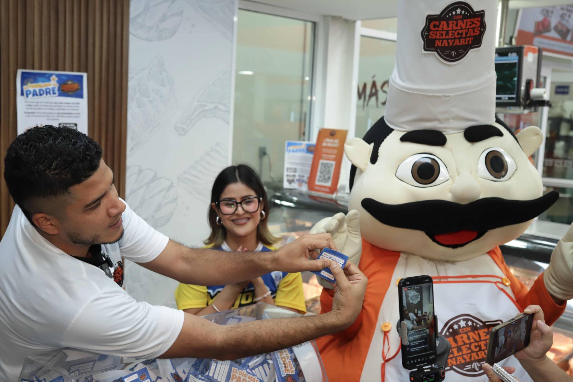 $!El locutor Ulises Lizárraga fue el encargado de dar a conocer al ganador. Aquí muestra el nombre del ganador.