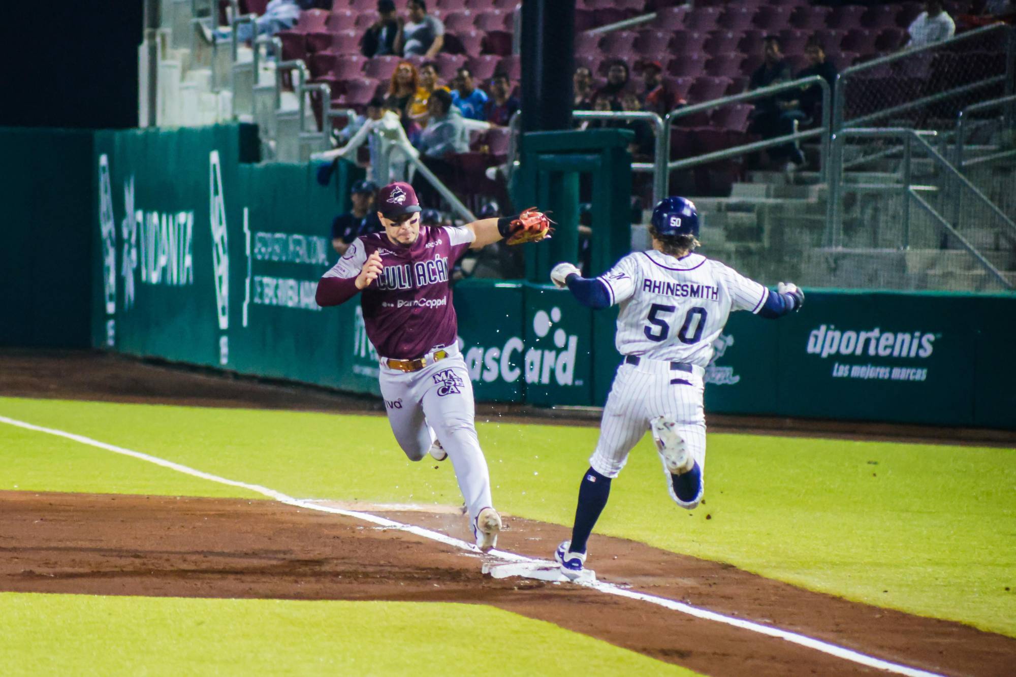 $!Tomateros no puede mantener la ventaja e inicia serie en Nayarit con derrota ante Jaguares