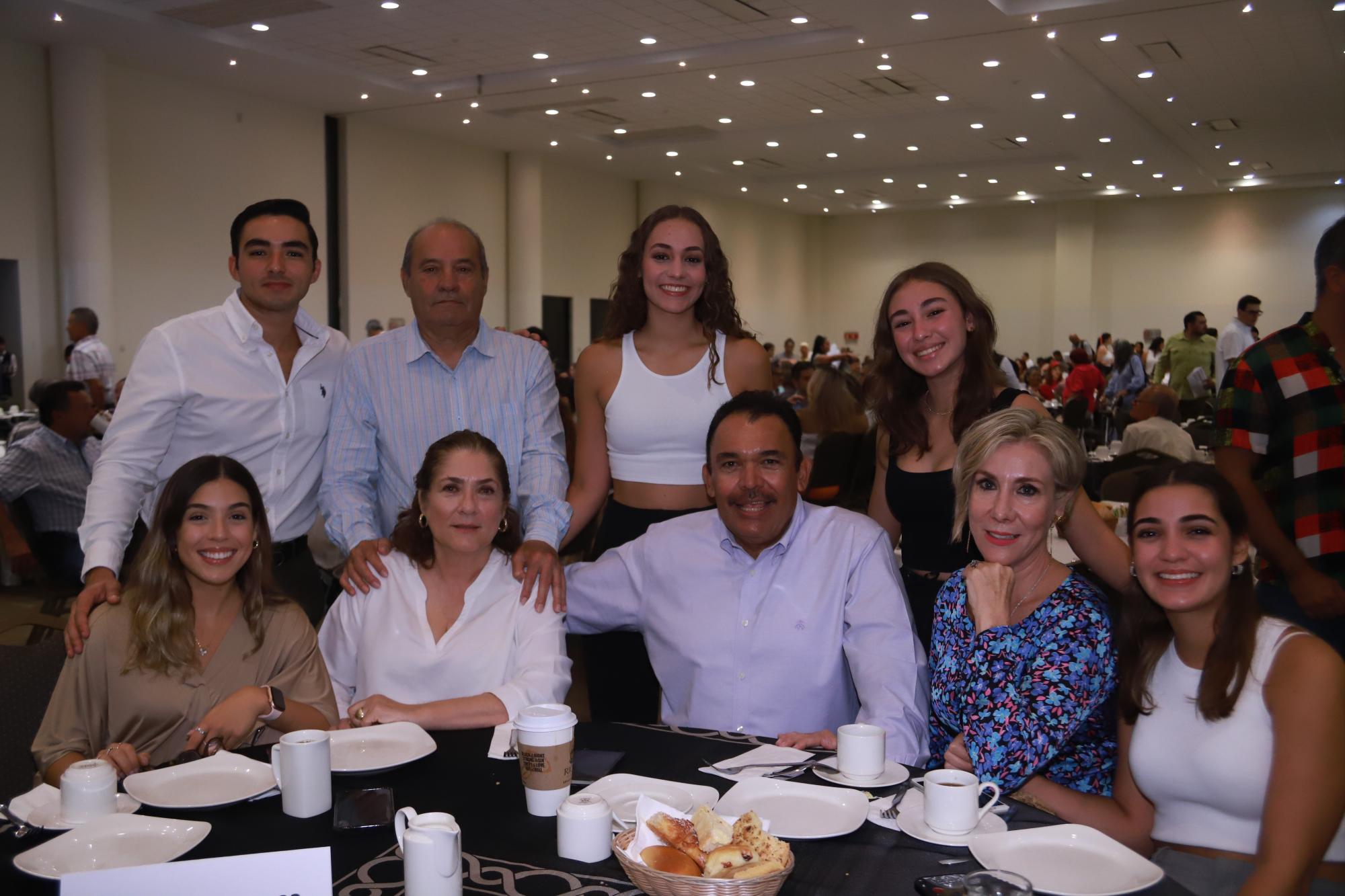 $!Ariel Estrada, Carlos, Alejandra, Isabella, María Luisa, María Luisa y Víctor Escobar, Olivia Osuna y María Escobar