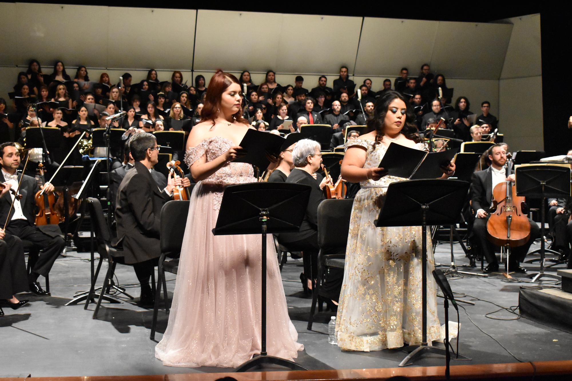 $!En el último movimiento de la obra intervinieron solistas y coro.