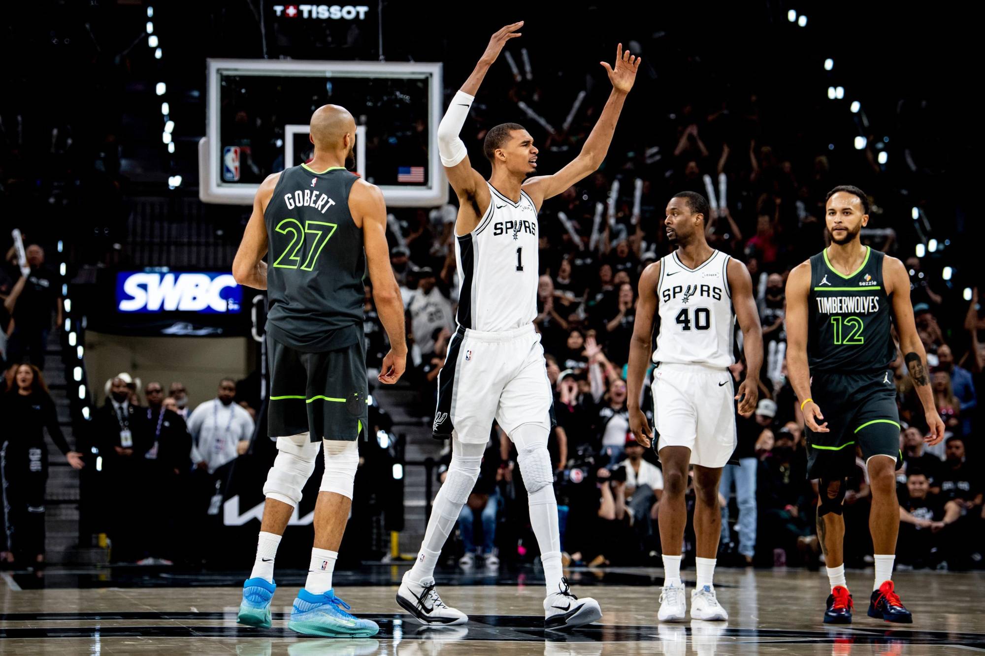 $!Spurs aplastan a Timberwolves y empatan la serie