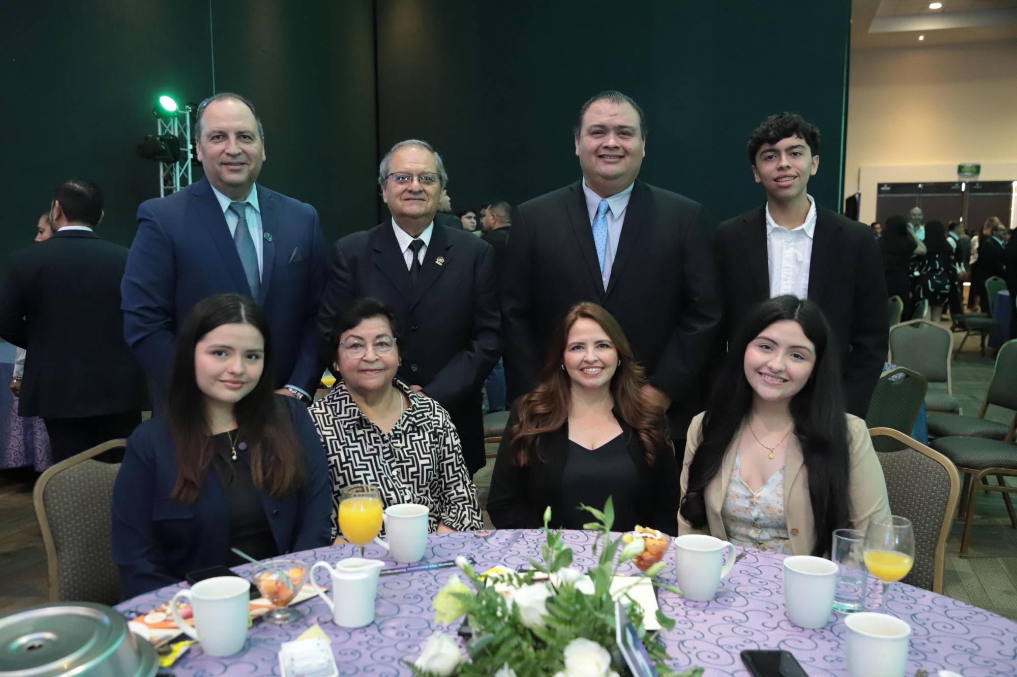 $!Felipe, Amadeo, Daniel, Derek y Daniela Sánchez, Socorro Rodríguez, Isabela Sánchez y Gabriela Solís.