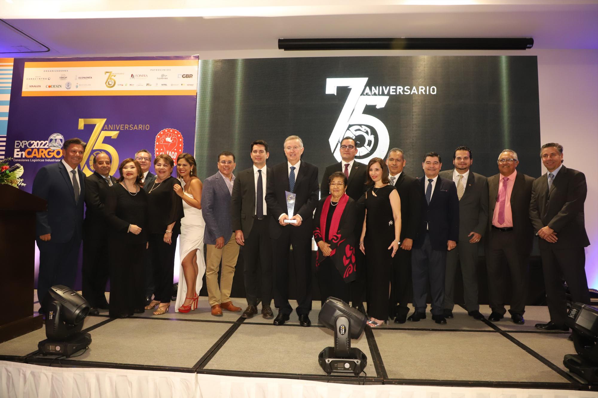 $!El galardonado entre ex presidentes de Canacintra Mazatlán.