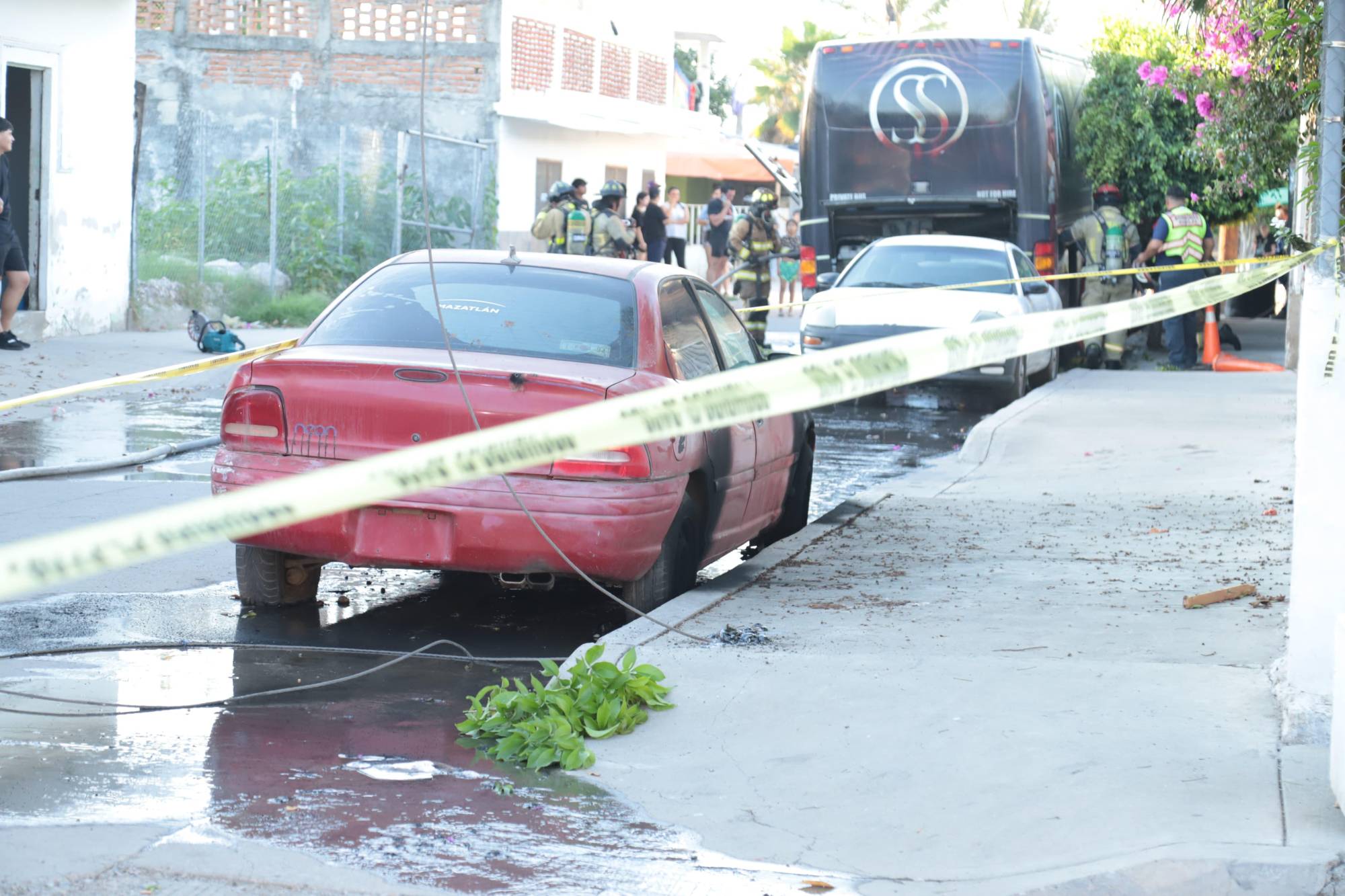 $!Con papalote causan caída de cable de alta tensión y se incendia autobús en Mazatlán