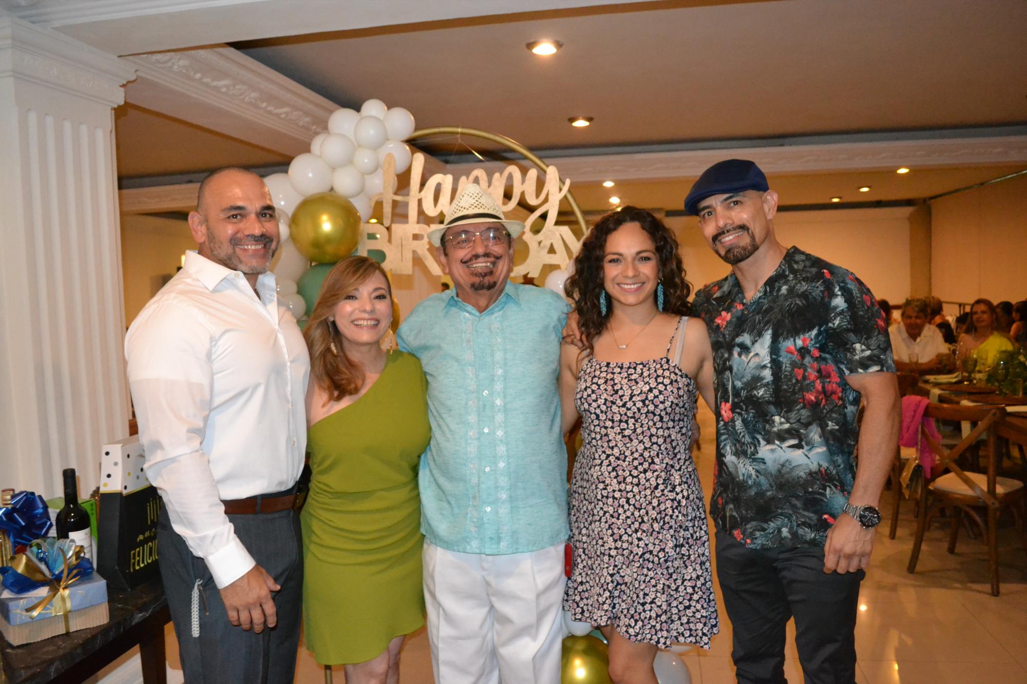 $!Germán, Ary, Daniela y Lorenzo Garza Franco felicitan a su padre en su aniversario.