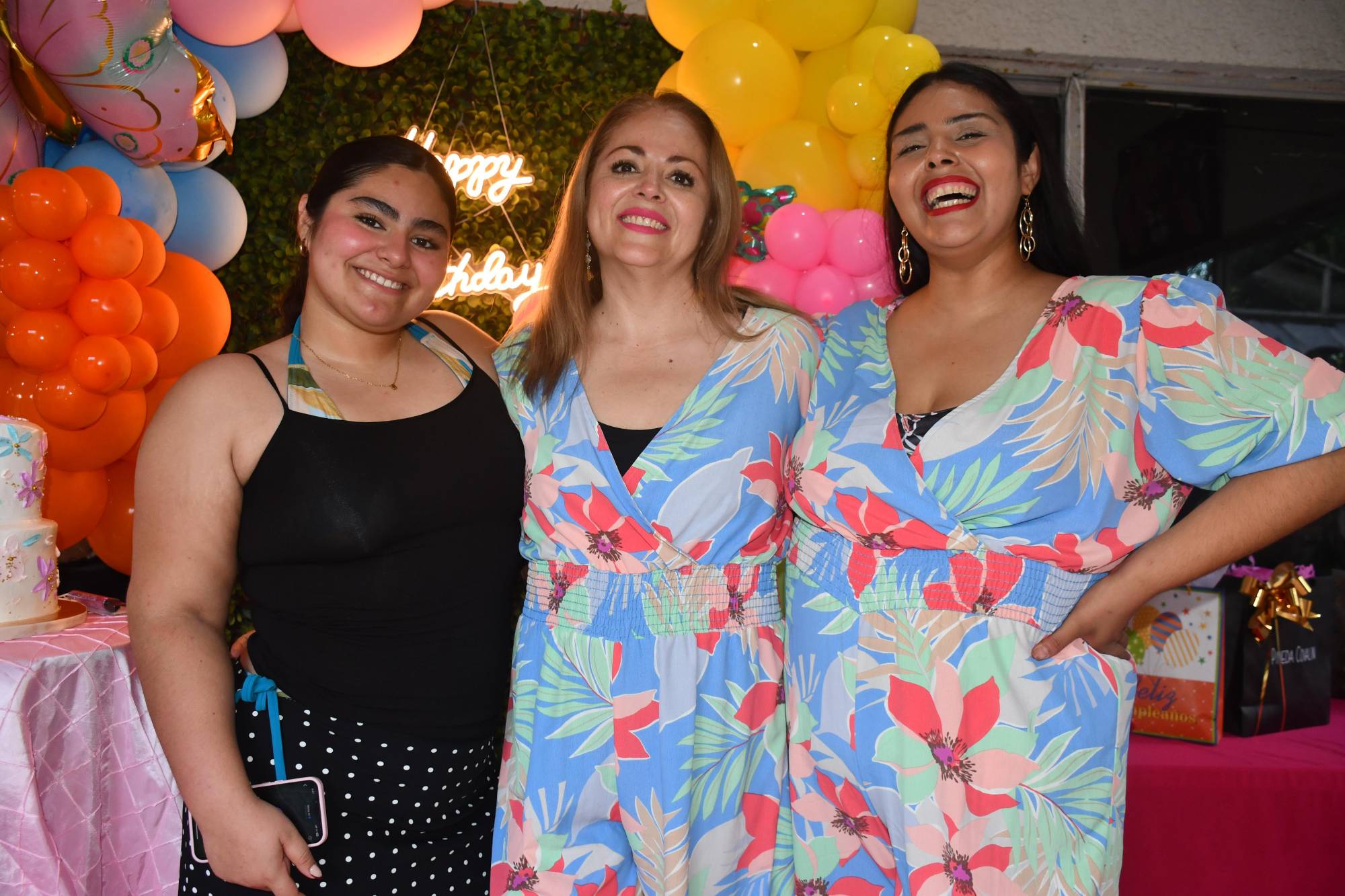 $!Sofía Rojas felicita a las cumpleañeras.