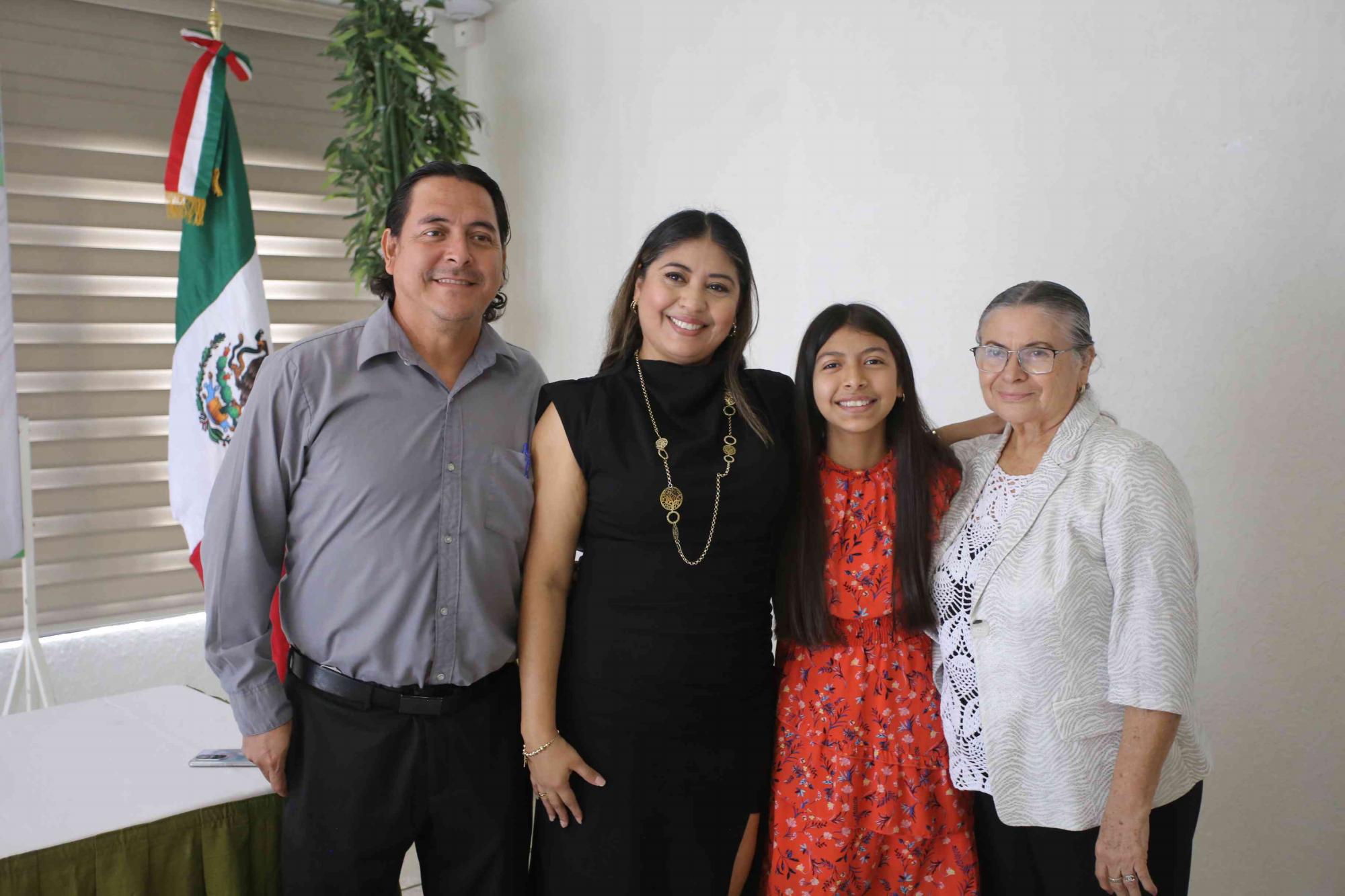 $!Lorena Fabiola entre su esposo, José Ramón González; su hija Isabella González y su mamá, Josefa Trinidad Estarrona Osuna.