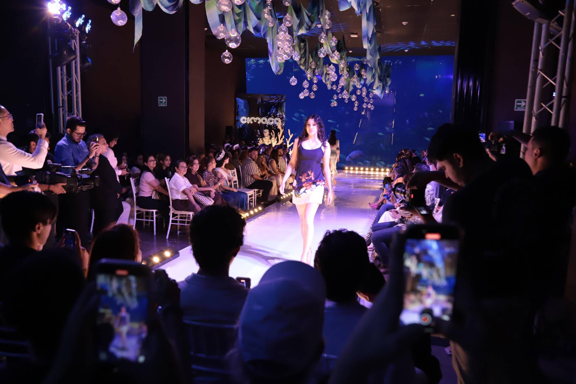 $!Los asistentes apreciaron las prendas de verano que ofrece Cimaco Mazatlán.