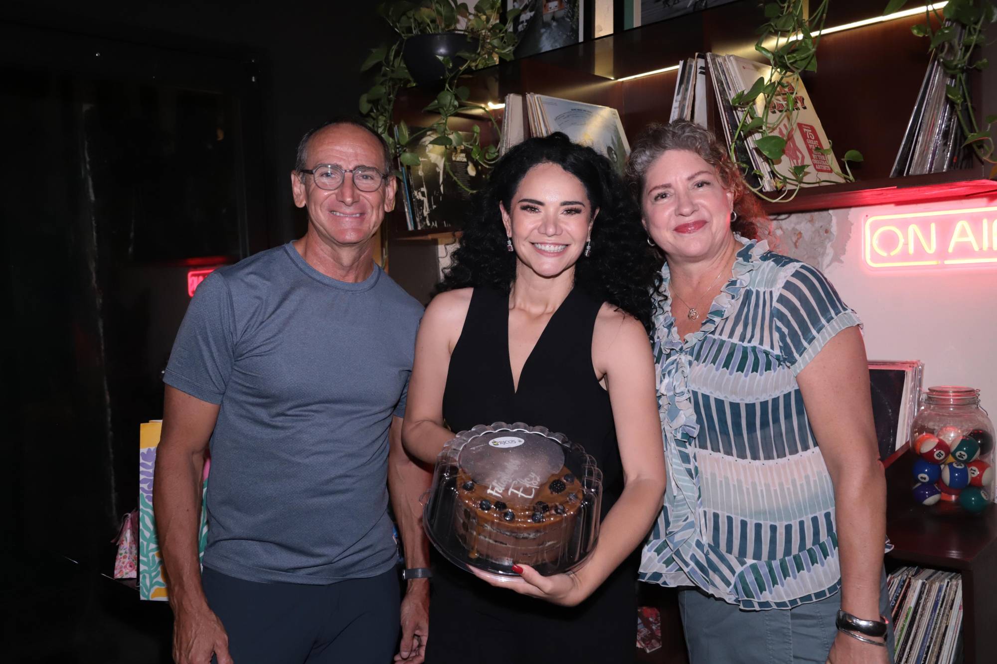 $!Rogelio Fontes y Marianne Biasotti con la cumpleañera.