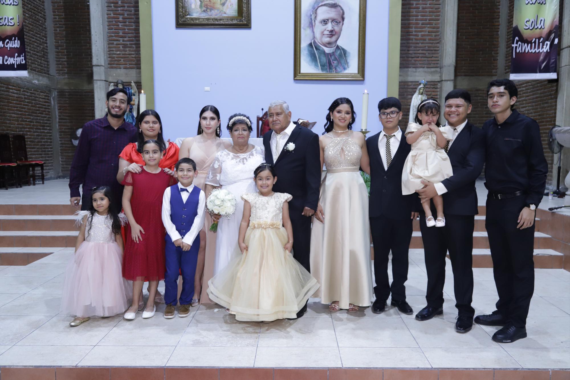 $!El matrimonio de oro entre sus nietos, Enrique, Ailet, Alejandra, Fernanda, Emiliano, Tania, Camila, Martha, Francisco, Felipe, Ana Paula y Henry Guzmán.