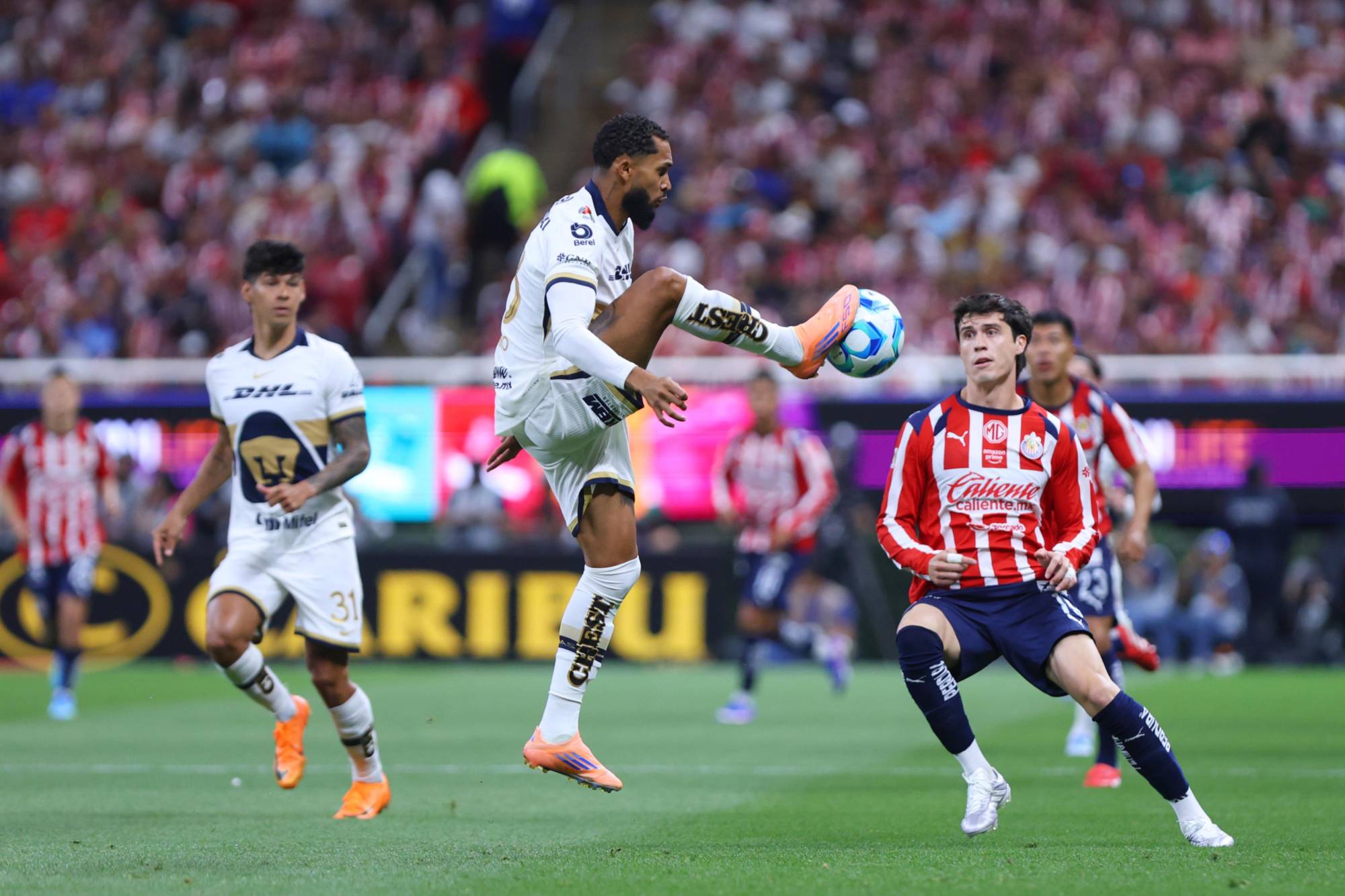 $!Chivas rescata empate agónico ante Pumas y sigue líder del Clausura 2026