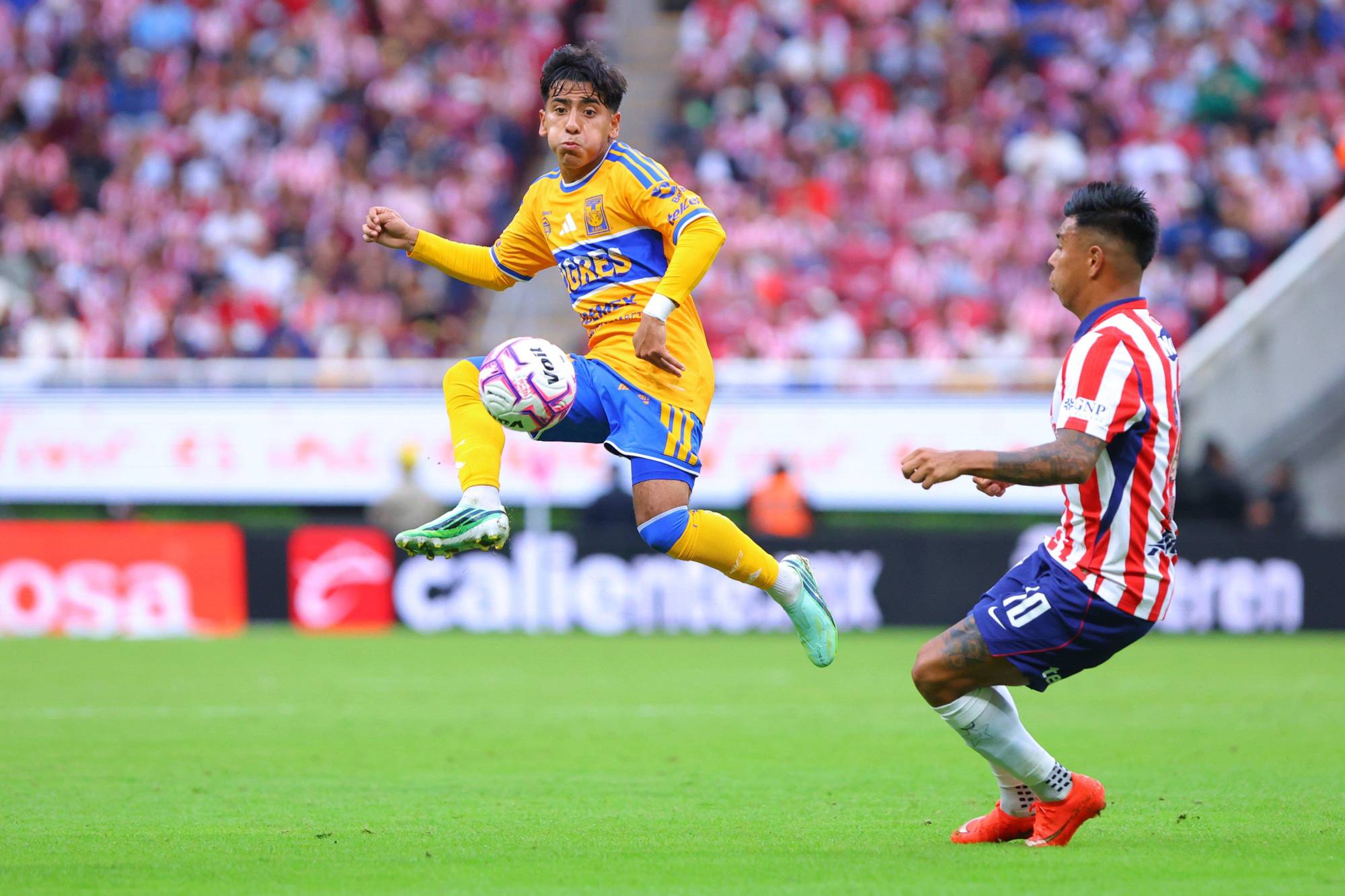$!Sinaloense Jordan Carrillo se estrena con Chivas y rescata el empate 1-1 ante Tigres