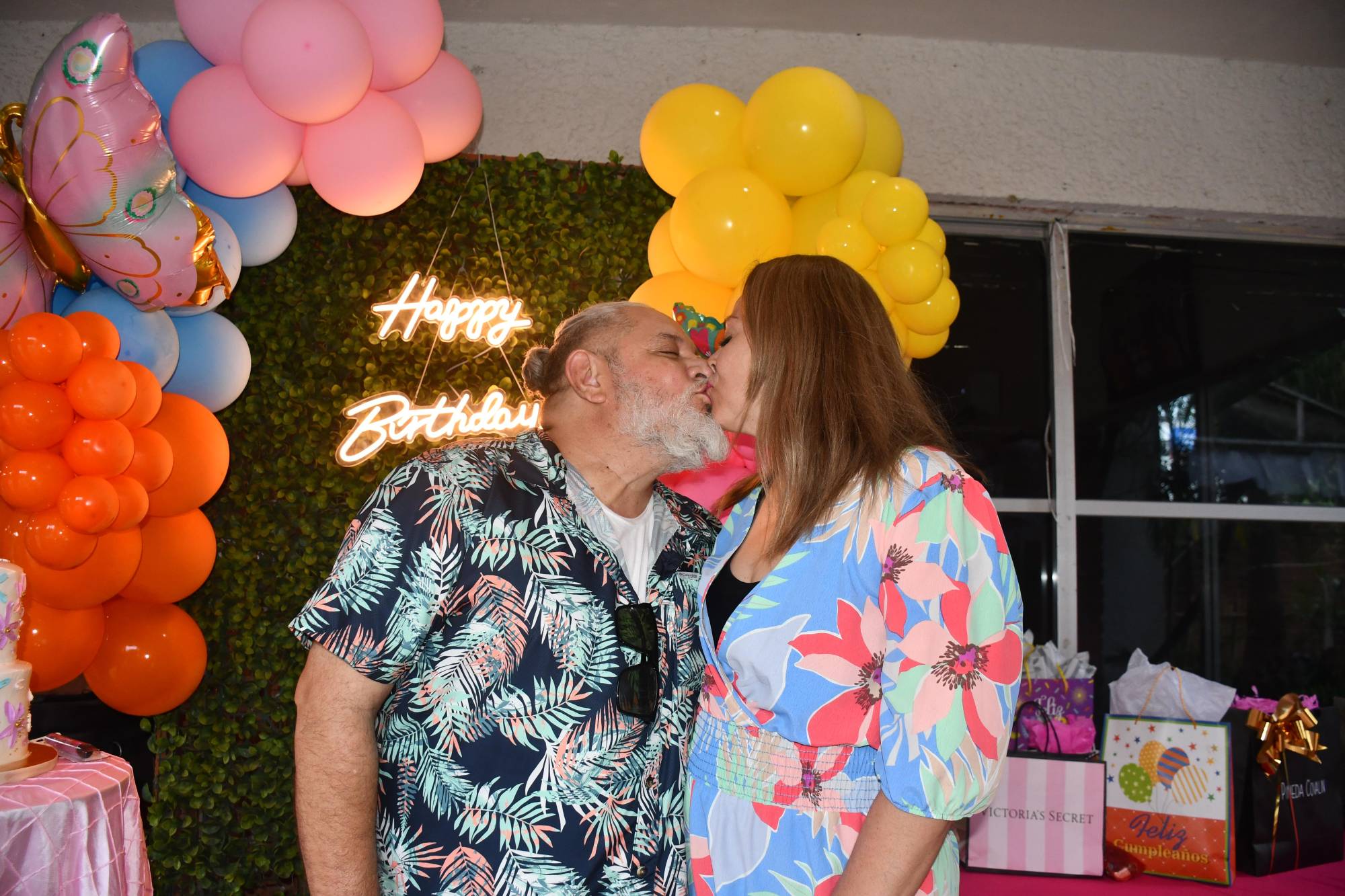 $!Iván Ahumada felicita a su esposa Maricela Rivas.