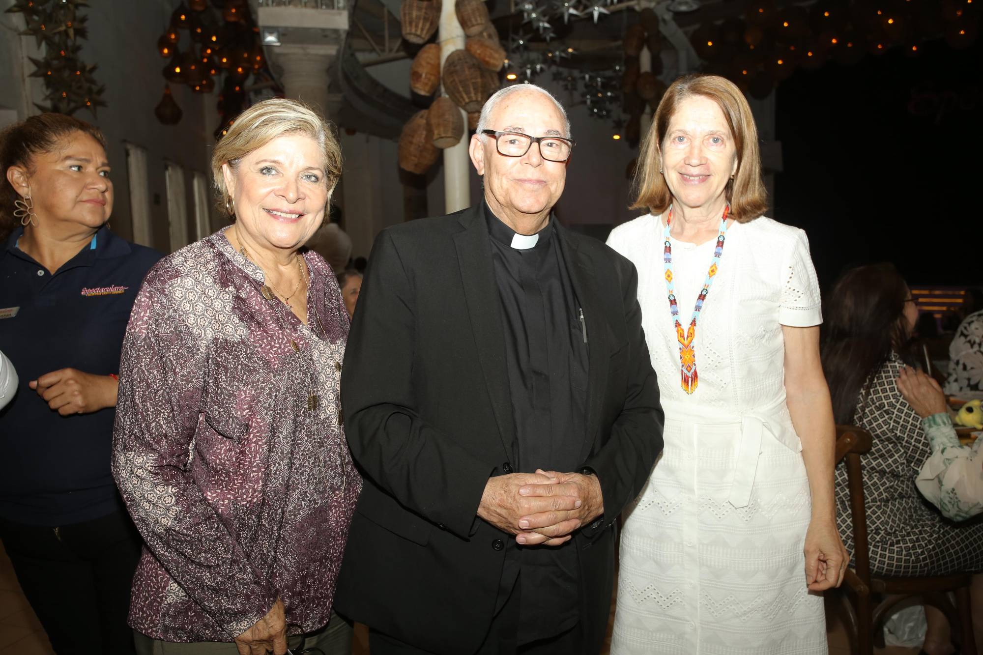 $!El Padre Horacio Hernández de la Torre entre Adriana Rocha de García y Tere Gallo de Gil.