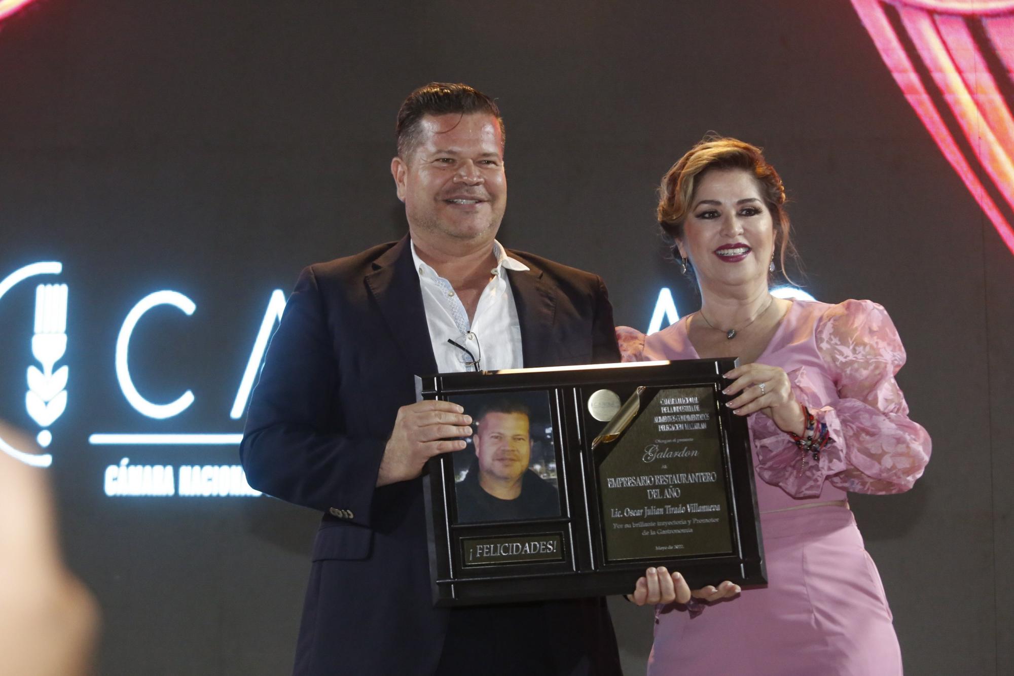 $!Óscar Tirado Villanueva, de La Puntilla, recibió la presea como Empresario Restaurantero del Año 2021. Aquí junto a María del Rosario Noriega.