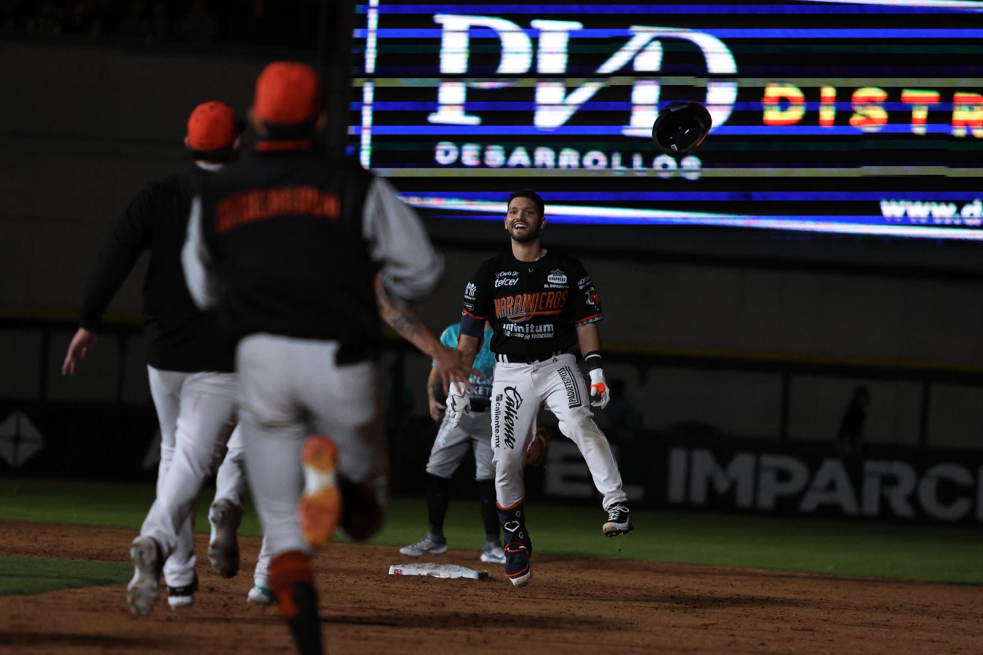 $!Con walk off Naranjeros completa barrida en Clásico Sonorense