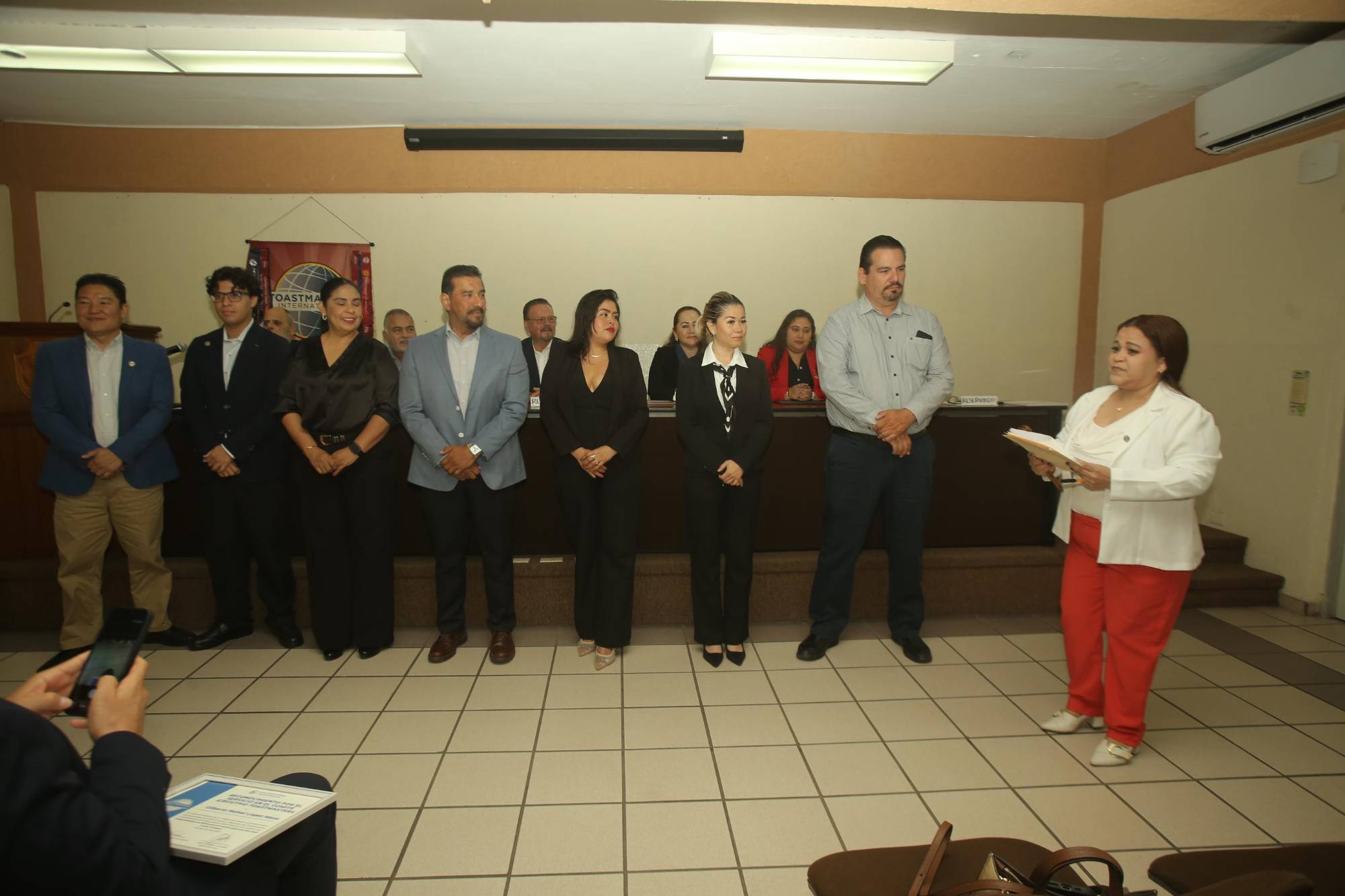 $!Nadia Gisela Guzmán Valenzuela encabezó la ceremonia de investidura del nuevo comité ejecutivo del Club Toastmasters Javier Córdova.