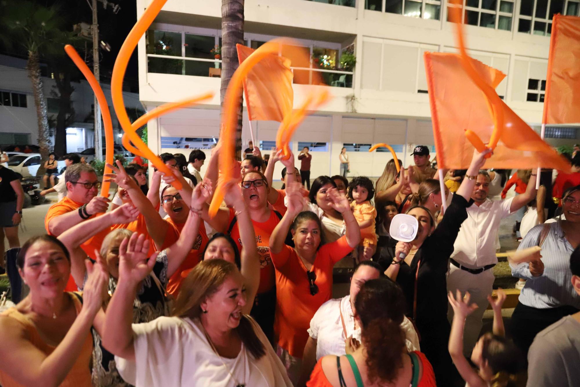$!Las porras estuvieron muy animadas a las afueras del recinto sede.