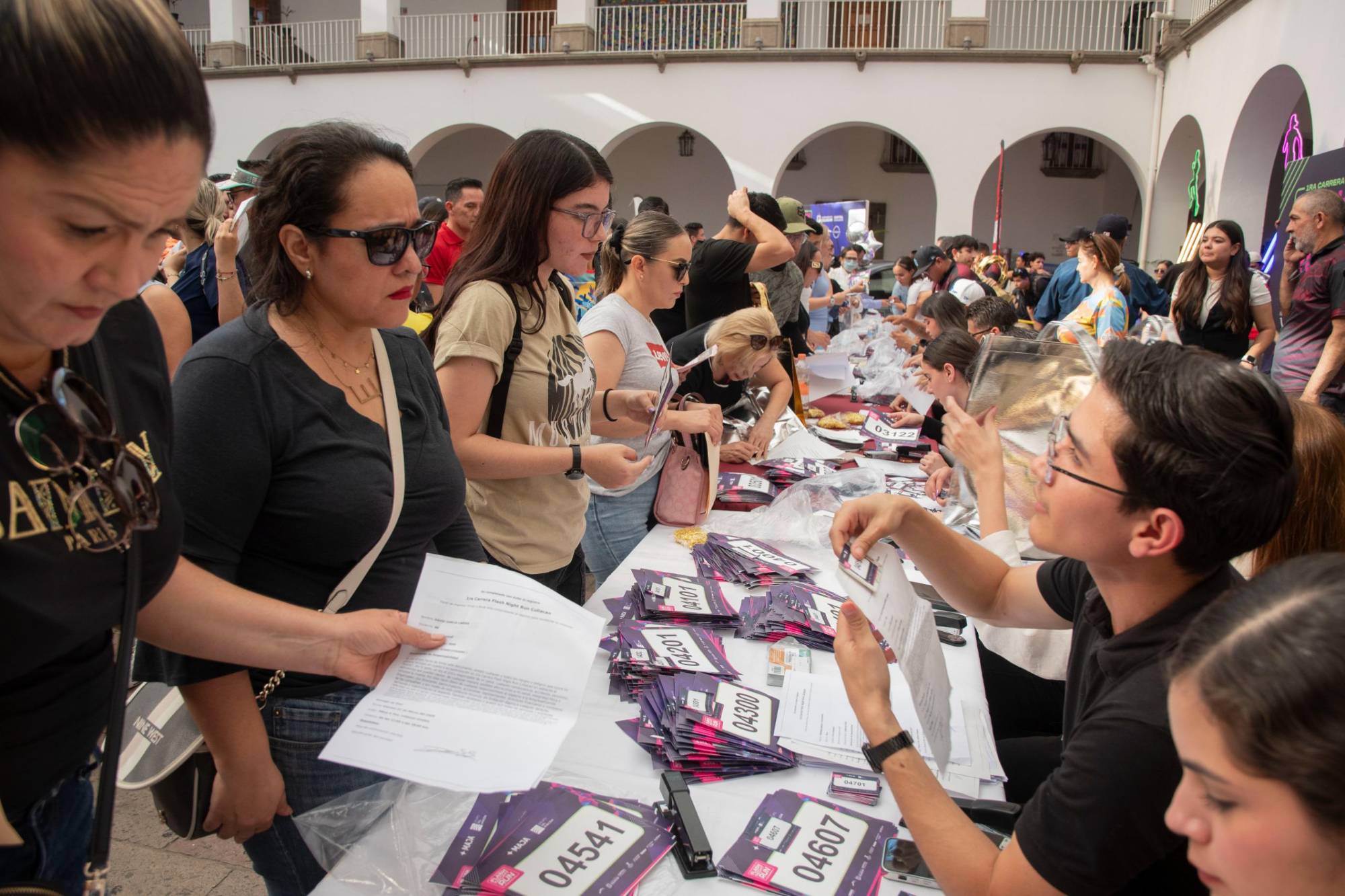 $!Entregan kits para participantes de la primera Flash Night Run en Culiacán