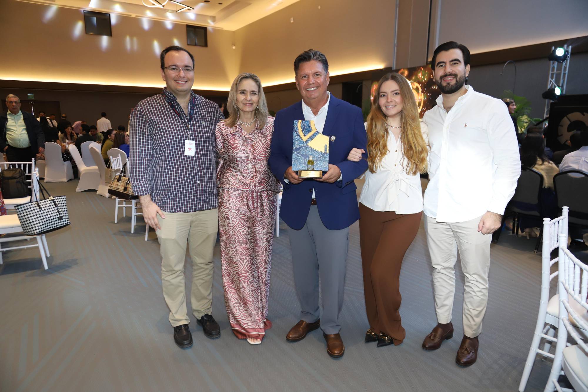 $!La familia Barros Zorrilla recibió el reconocimiento de Club Venados.