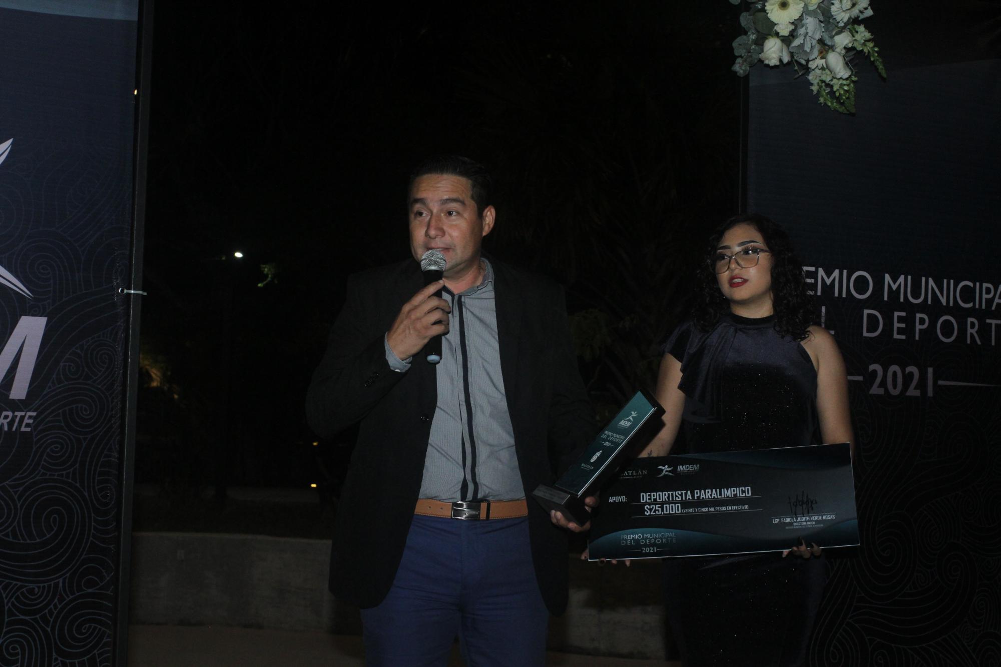 $!El hermano de la paralímpica Rosa María Guerrero recibió el premio.