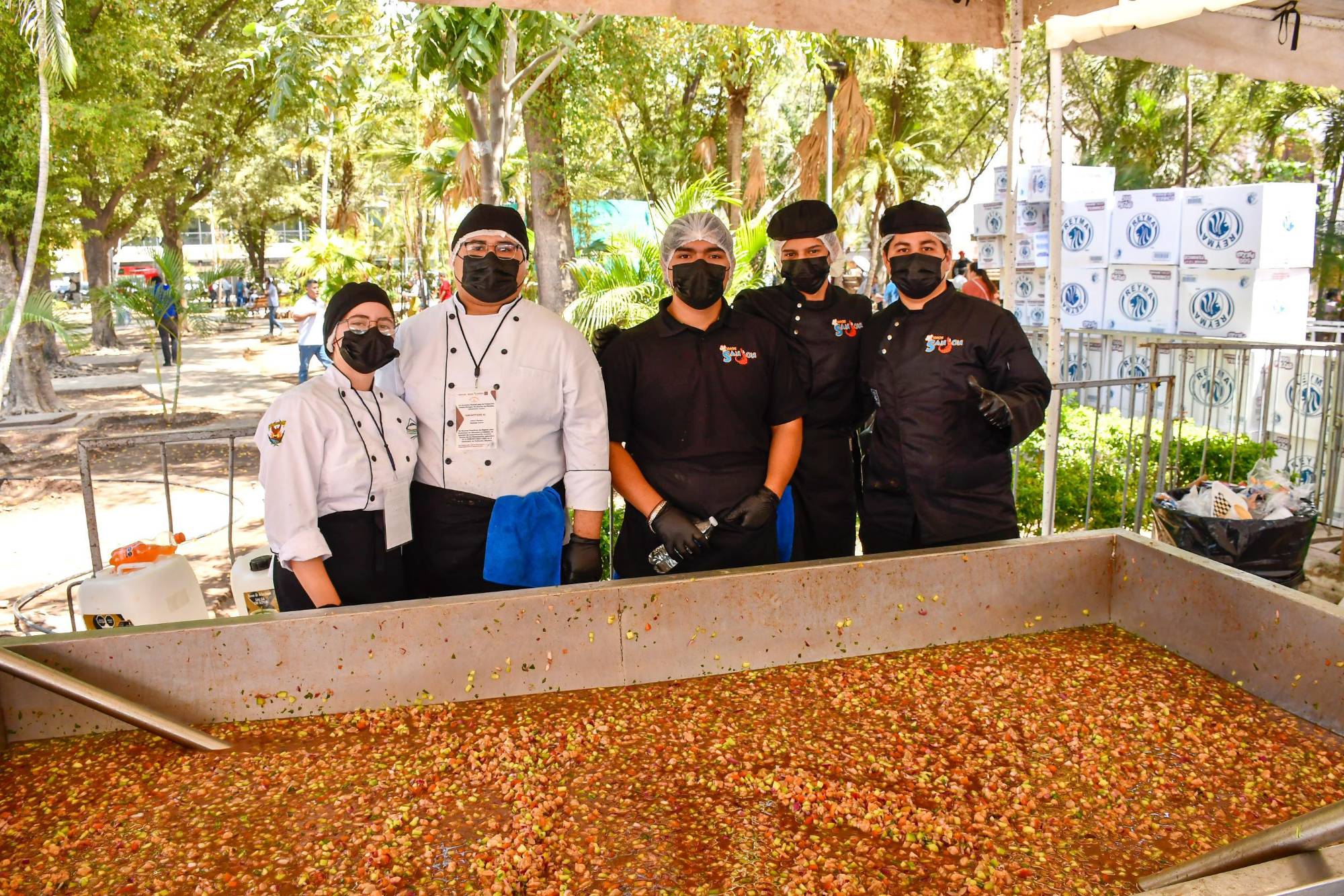 $!Preparan 3 toneladas de ceviche en ‘El Propinón’ en apoyo a trabajadores afectados por la violencia en Culiacán