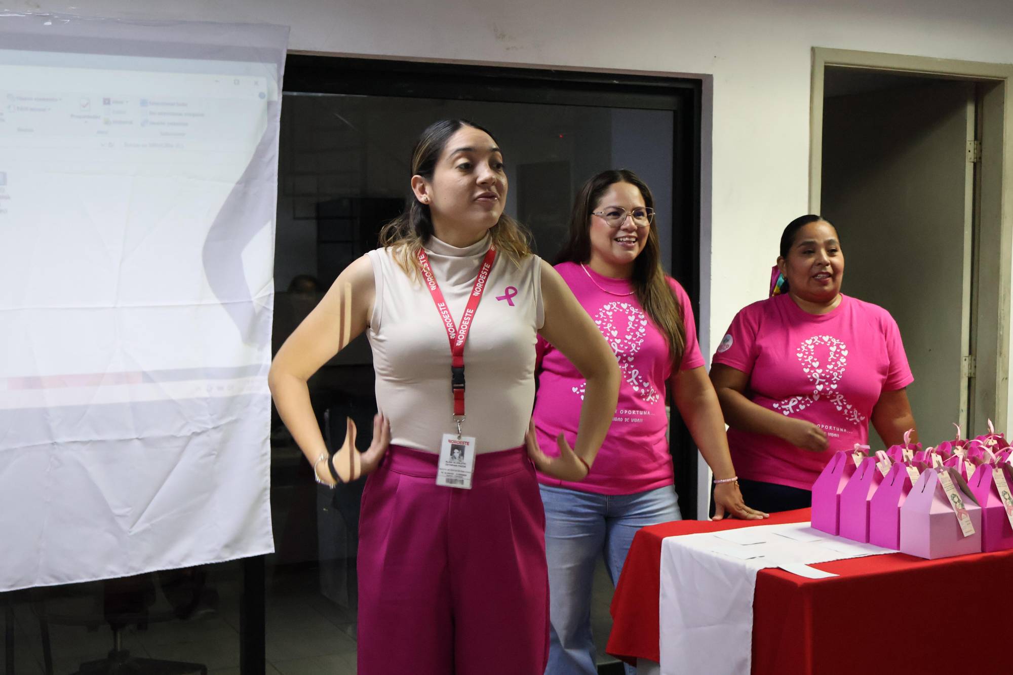 $!Alina Zataráin participó en la dinámica de expresar con mímicas una palabra que tenía que ver con el tema expuesto, misma que tenían que adivinar las presentes.