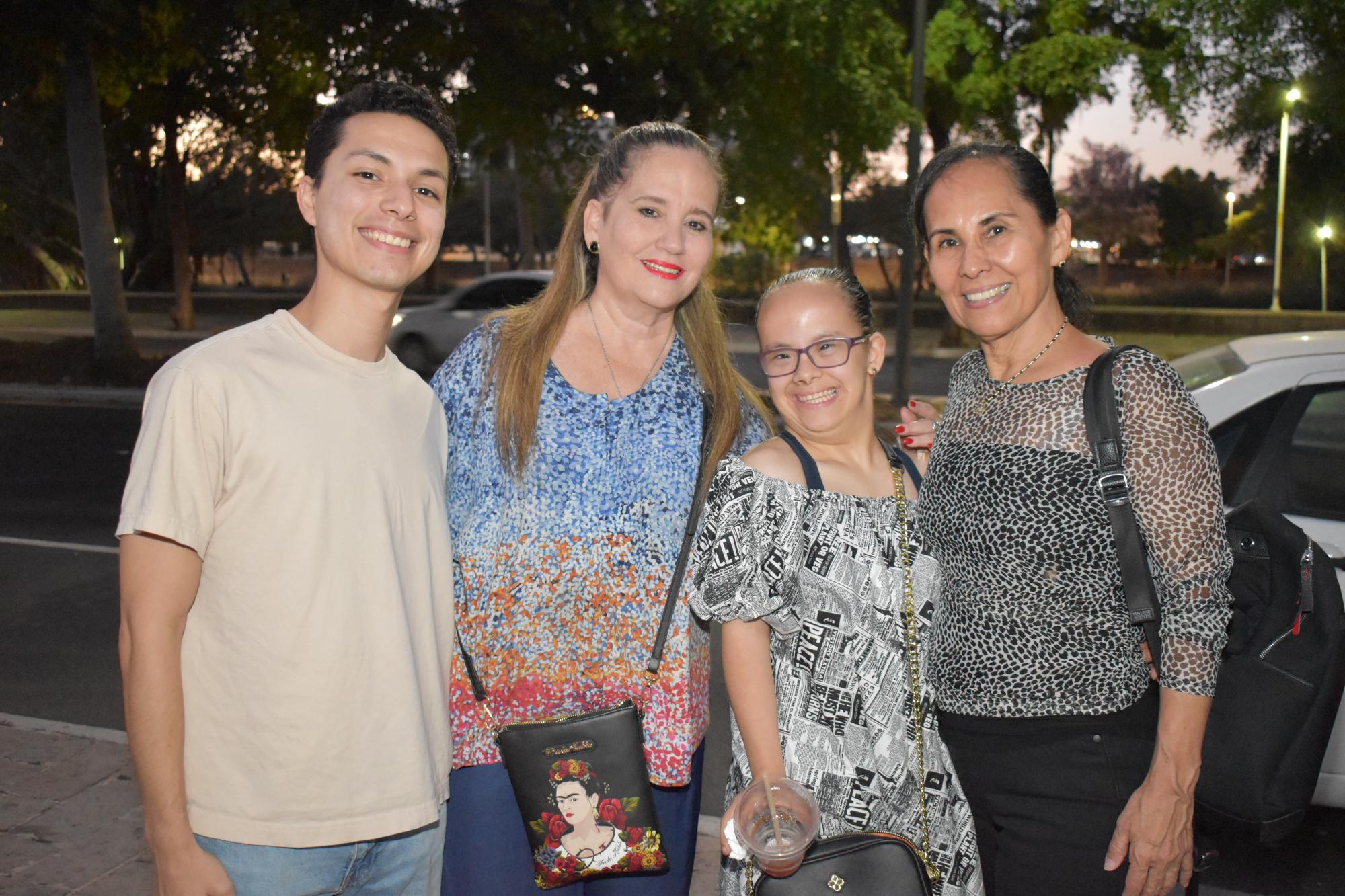 $!El bailarín Luis David López, la maestra Karemia del Rey, la bailarina Ximena Zazueta y la doctora Sonia Corvera, acuden a disfruta el espectáculo de Delfos.