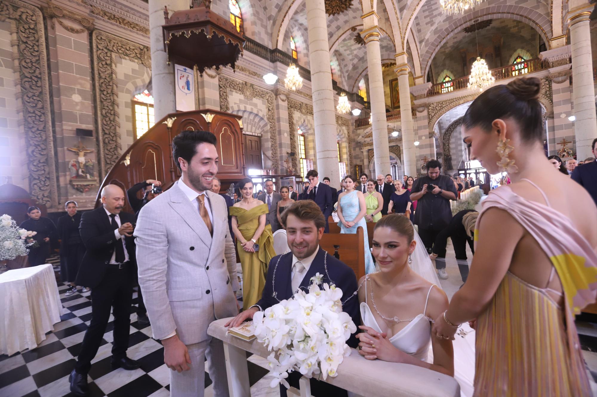 $!Eduardo Bazúa Ordaz y Vanessa Llausás Díaz, fueron los padrinos de lazo.