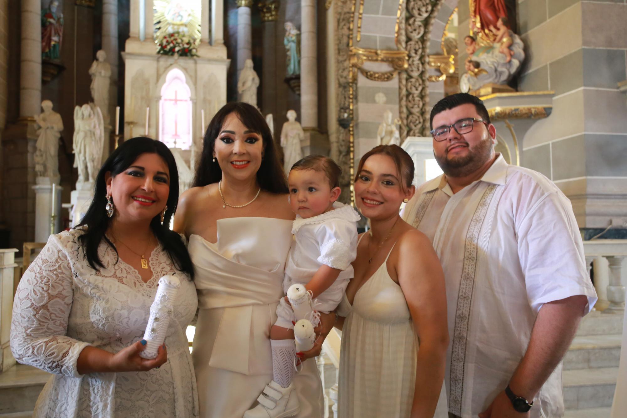 $!Alfred Thomas quien está en brazos de su mami Rosa Alicia León, entre sus padrinos Julieta Rodríguez Lomelí, Ana Isabel Saavedra y Rodolfo Cruz.