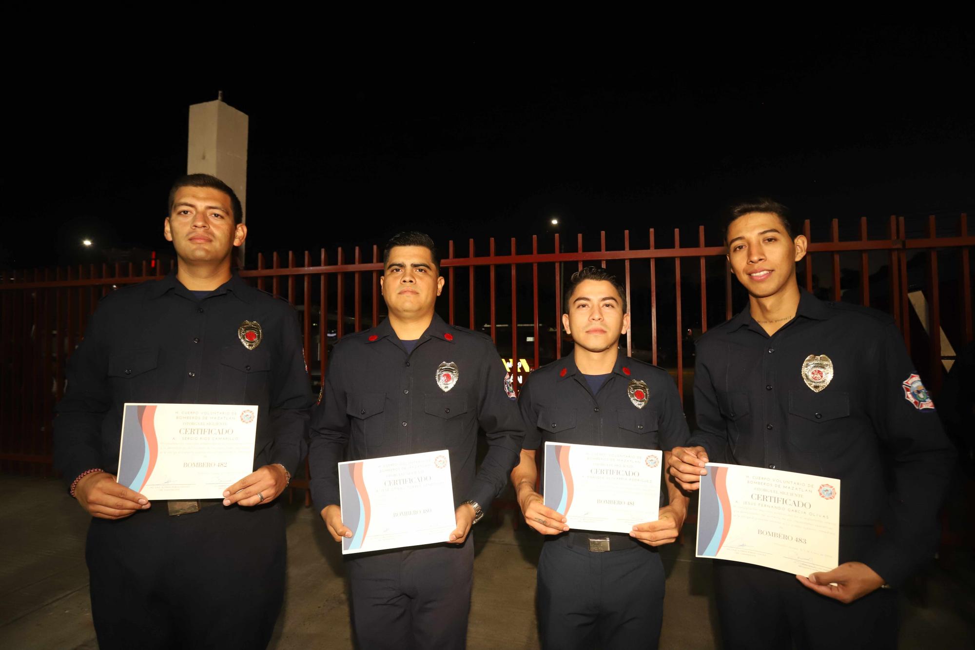 $!Sergio Ríos, José Torres, Enrique Ulibarría y Fernando García, graduados de la Academia de Bomberos que obtuvieron el grado de Bombero.