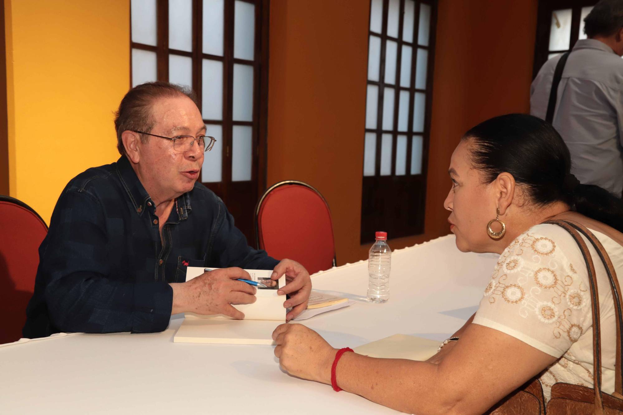 $!El autor junto a Ángela Camacho.