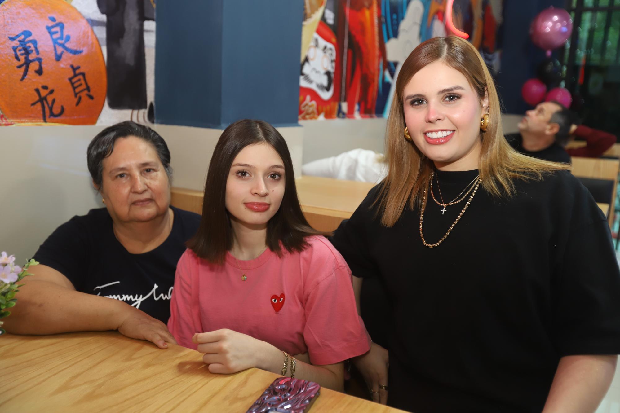 $!María Martha Flores Casillas, Elizabeth Elizalde y Melissa Elizalde.
