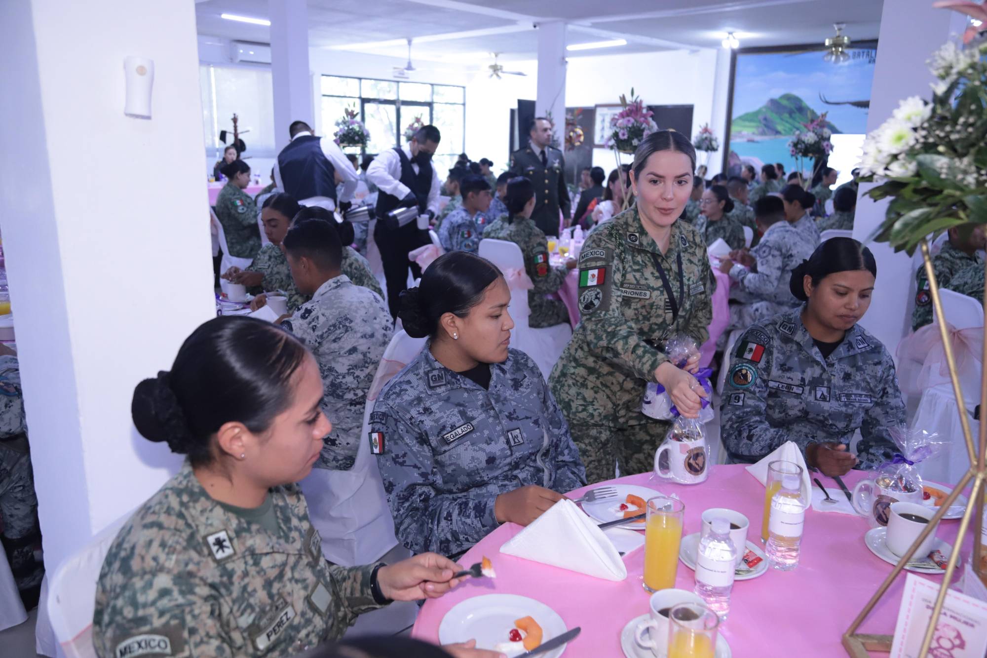 $!Jaqueline Briones entrega regalos a sus compañeras.