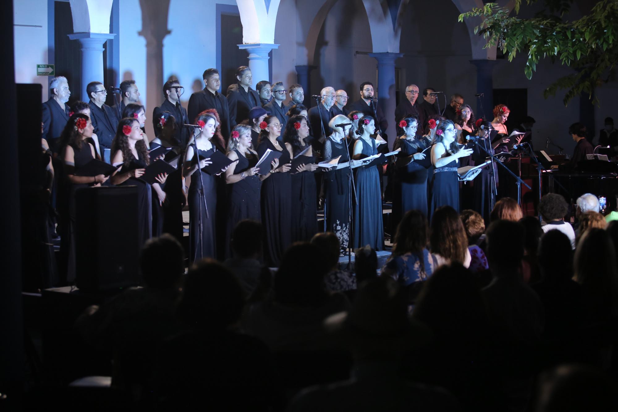 $!El Coro Ángela Peralta ofreció un gran concierto.