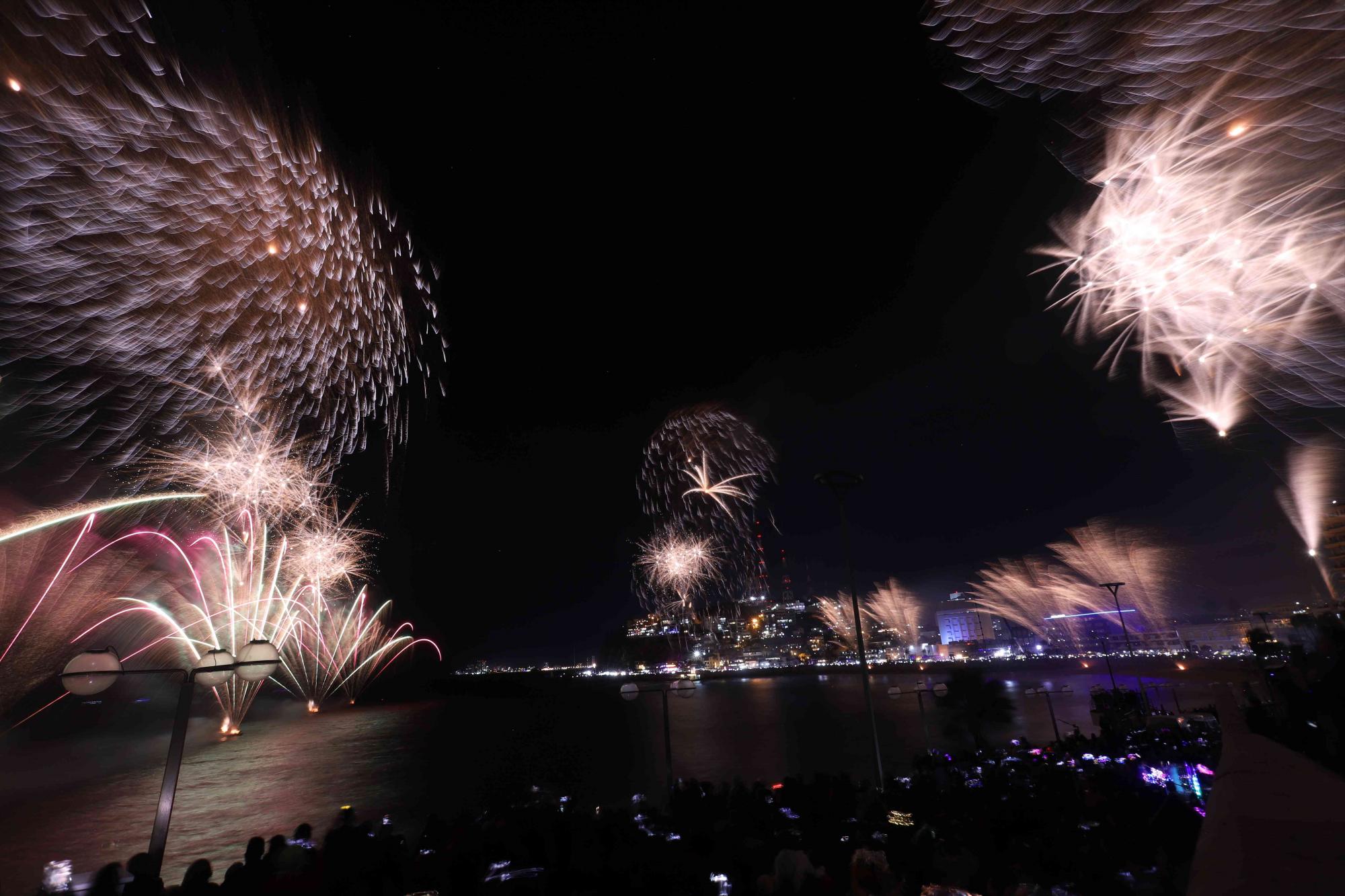 $!Disfrutan el espectacular ‘Combate Naval’