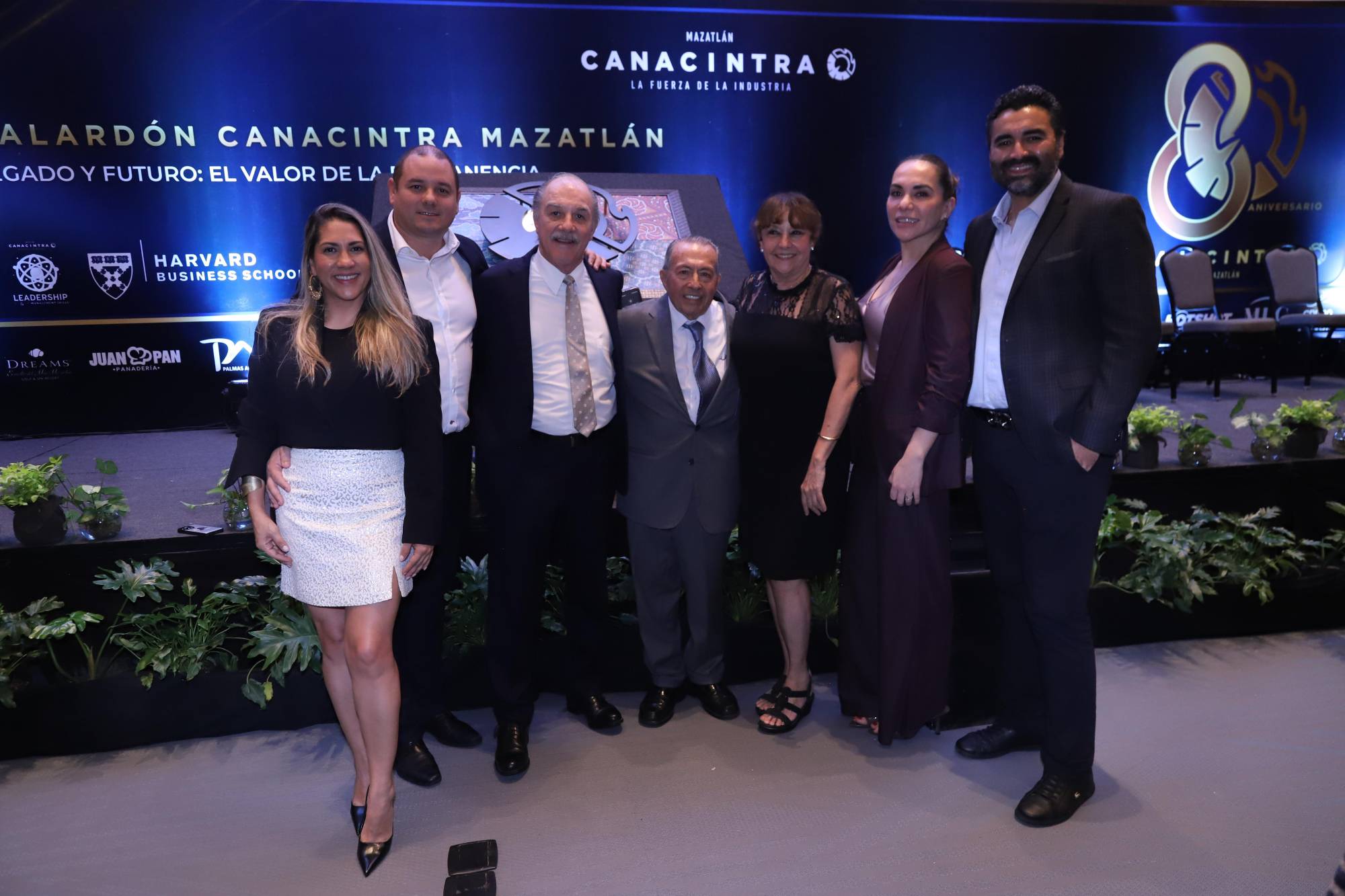 $!La familia Humarán Magaña con el homenajeado.